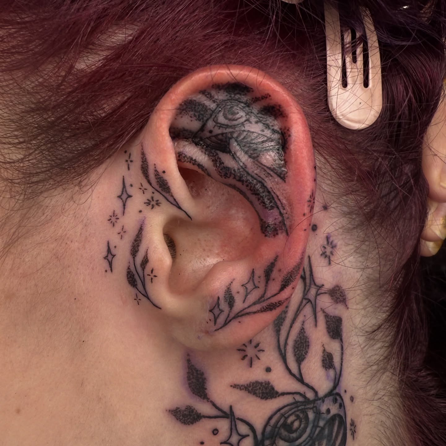 Bird and floral dotwork tattoo by Chloe Peters 🦭🦄🏳️‍🌈