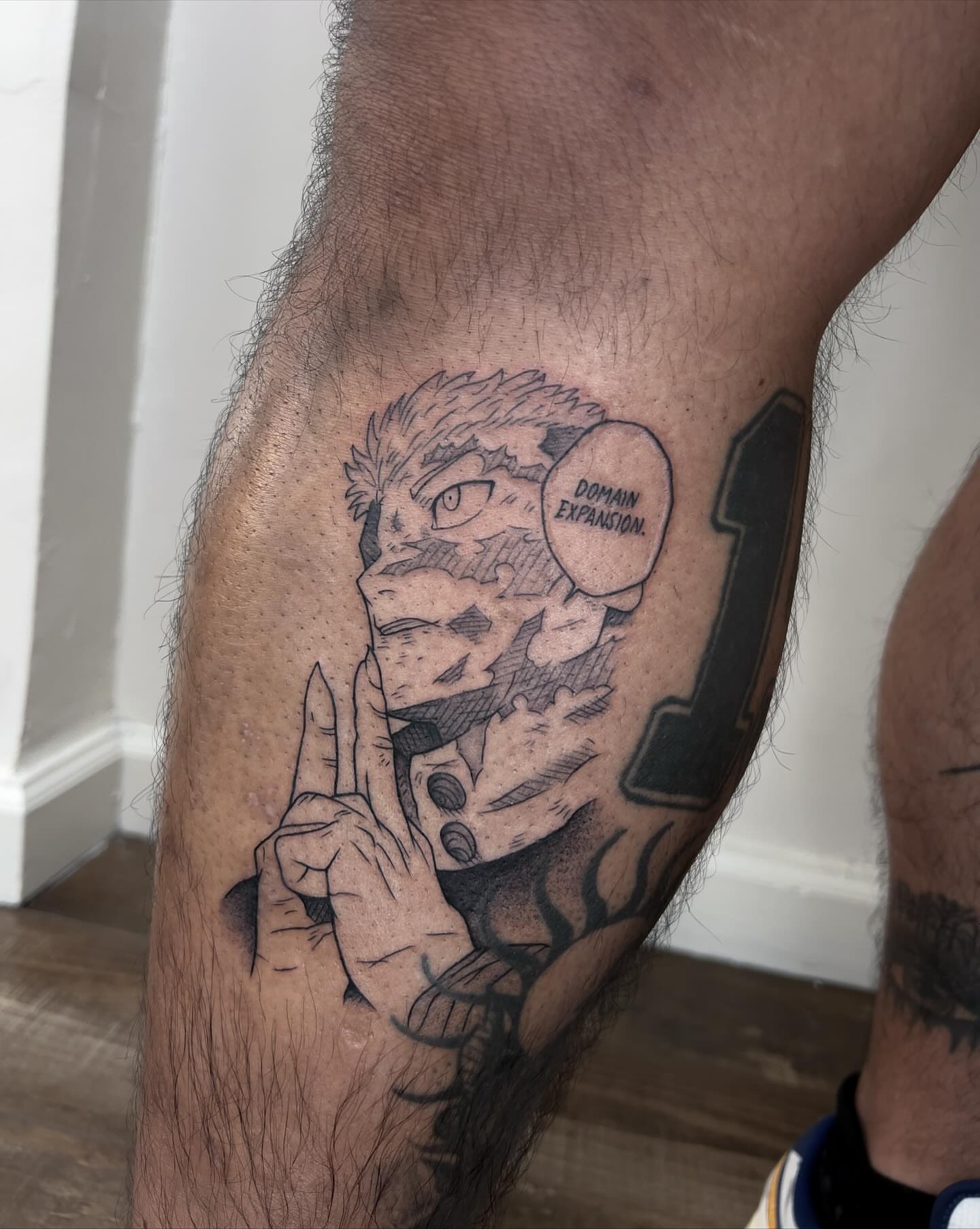 Lion black and grey tattoo on the thigh by Diana García