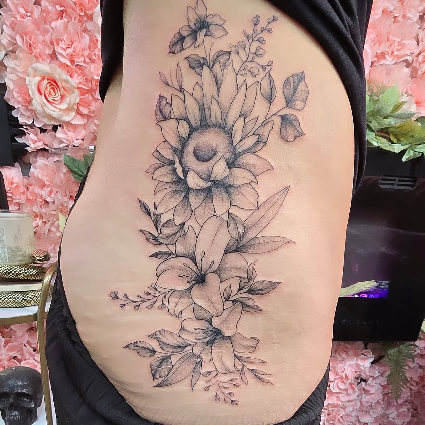 Floral arrangement dotwork tattoo on the thigh by 𝒱𝒽𝓎𝓍𝒾𝓃