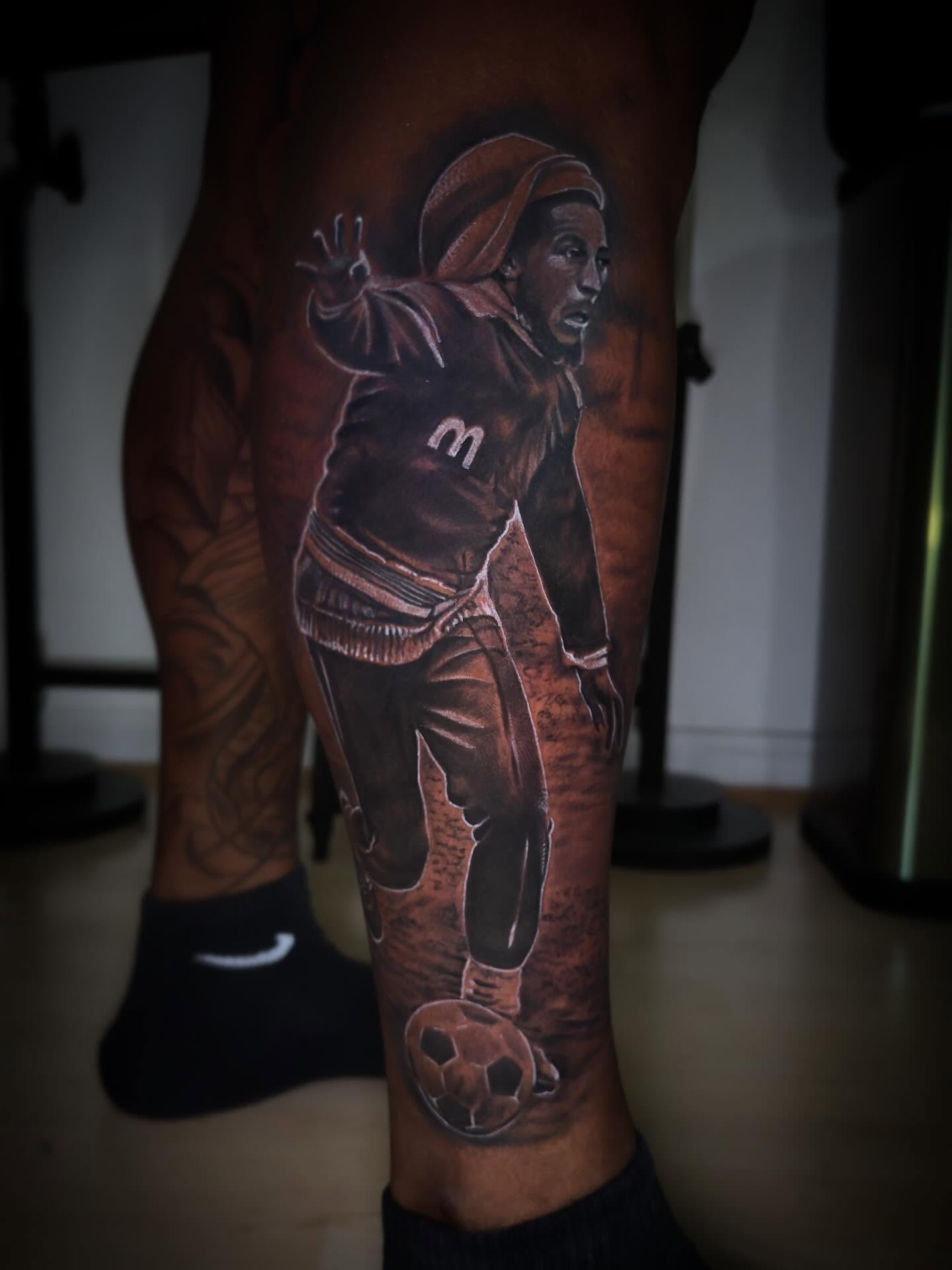 Soccer player realism tattoo on the leg by Eric Zuluaga