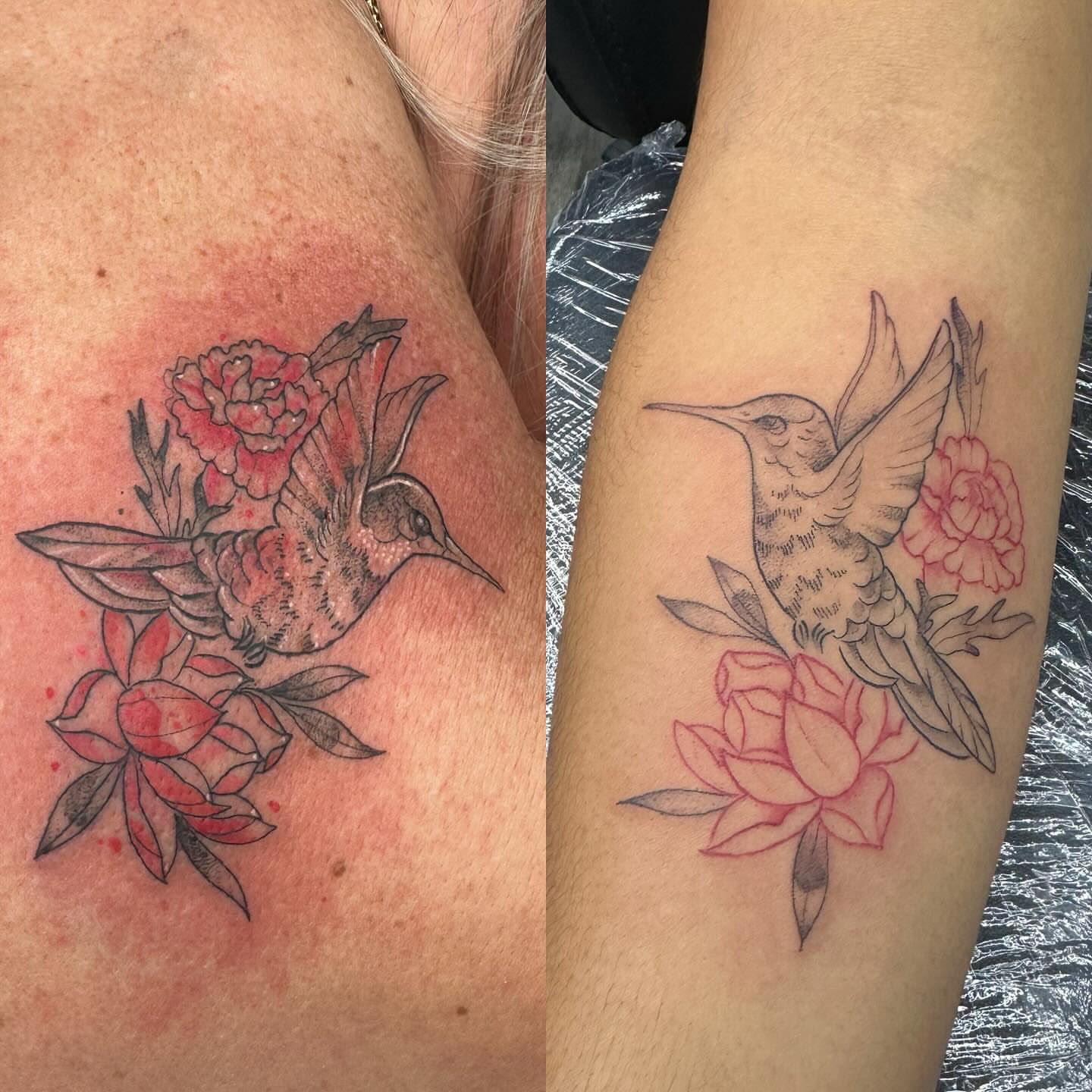 Hummingbird and flowers black and grey tattoo on the upper arm by Halle Haas