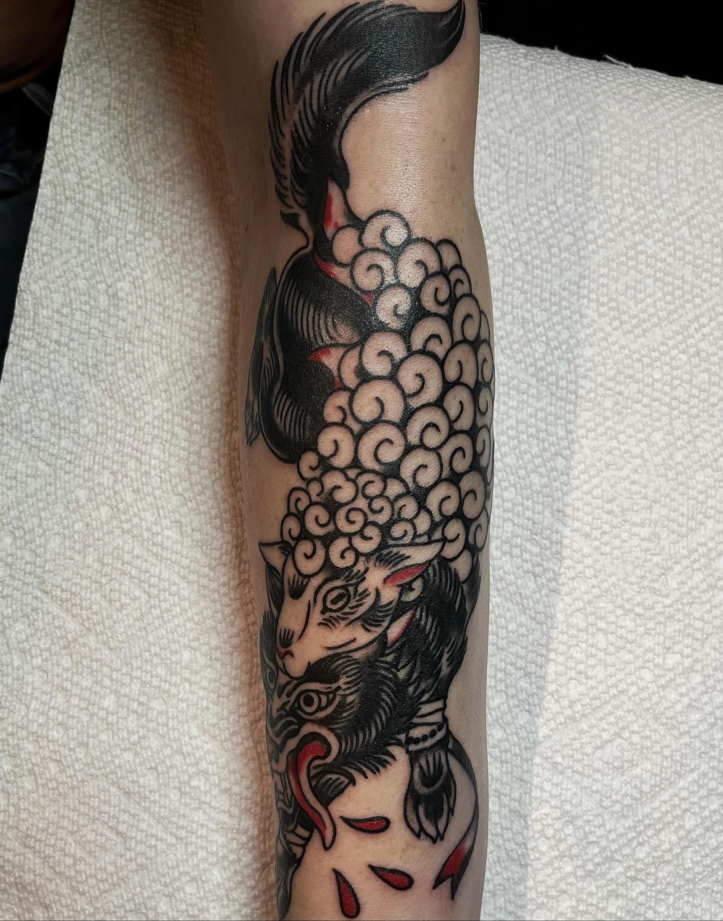 Sheep American traditional tattoo on the forearm by ᴴᴬᴺᴺᴬᴴ ᴿᵁᴰᴰᴱᴸᴸ