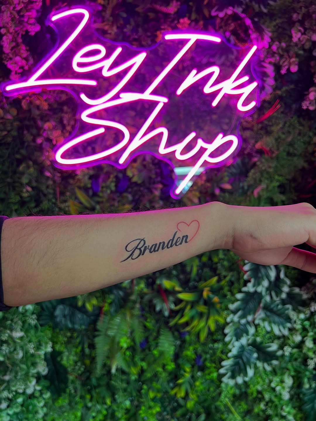 Name with heart lettering tattoo on the forearm by ๐๐ข๐ฃ๐ฑ ๐๐ฆ๐ฑ๐ฌ ๐๏ธ