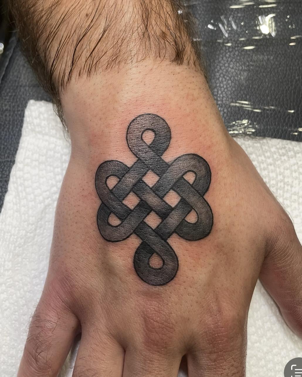 Tattoo by @myl.valois_tattoo — geometric