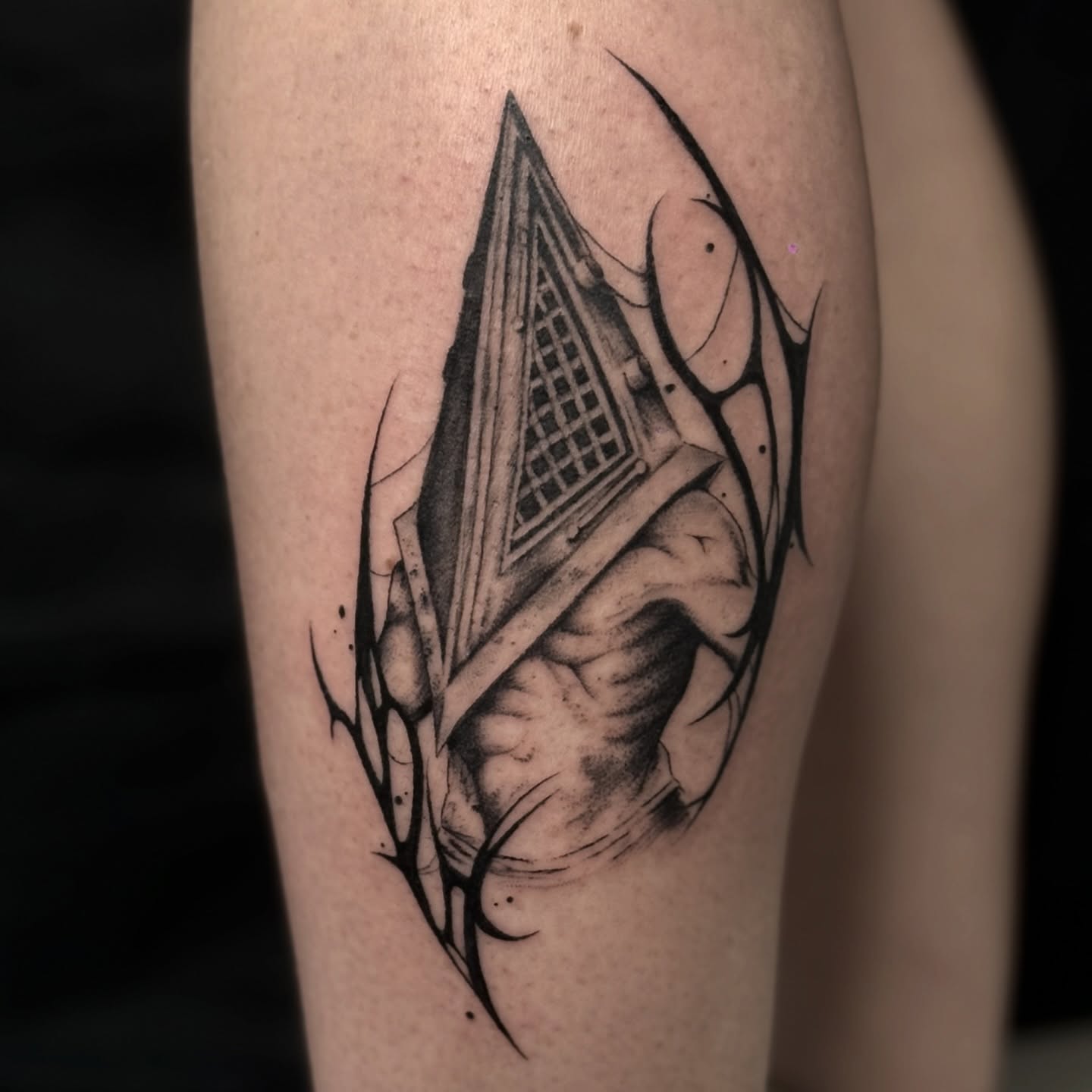 Geometric structure geometric tattoo on the thigh by โโฎโ๐ถ๐๐ฝ๐๐๐ู เฃชโญ las vegas tattoo artist