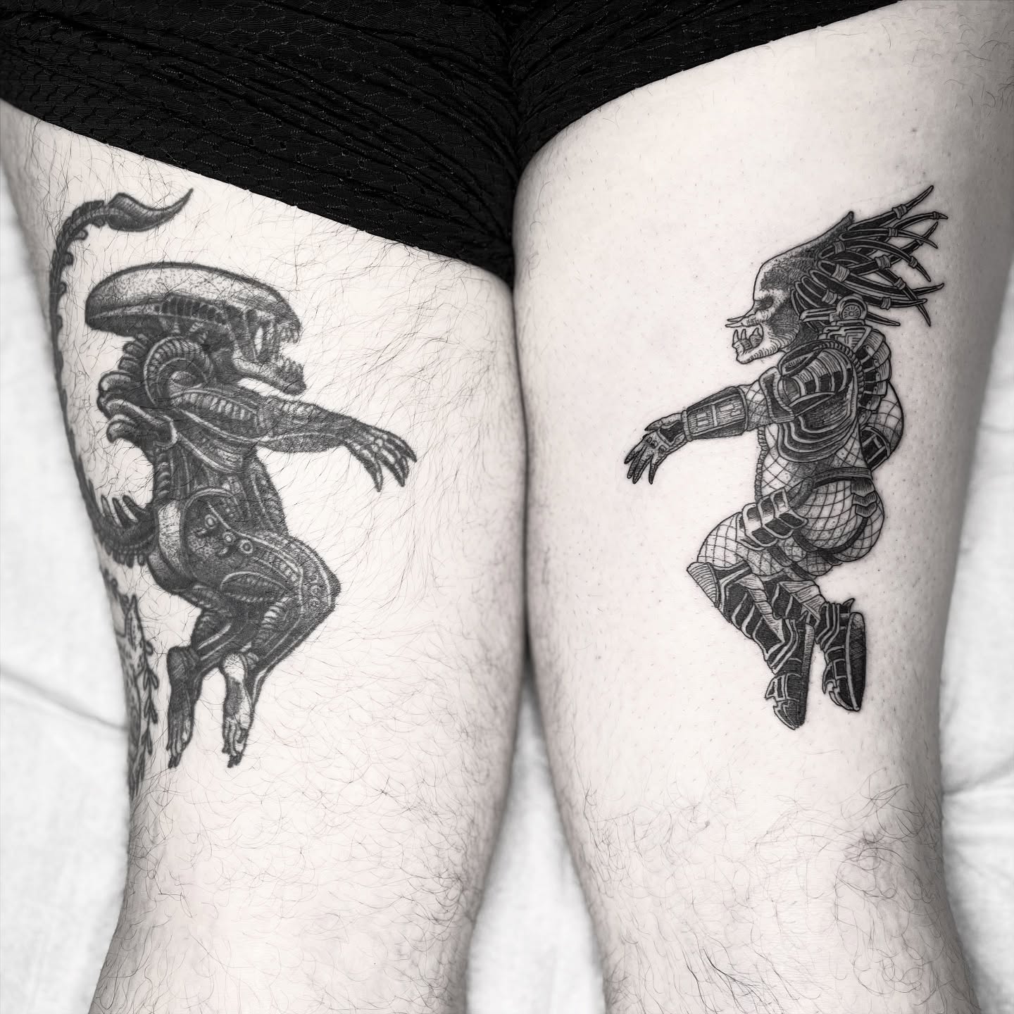 Alien and predator realism tattoo on the thigh by Alex Santaloci
