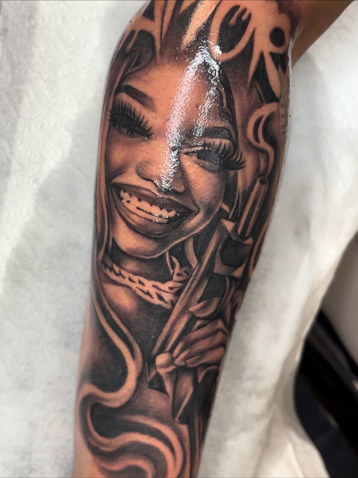 Woman with gun realism tattoo on the forearm by FleeDott 🇨🇴