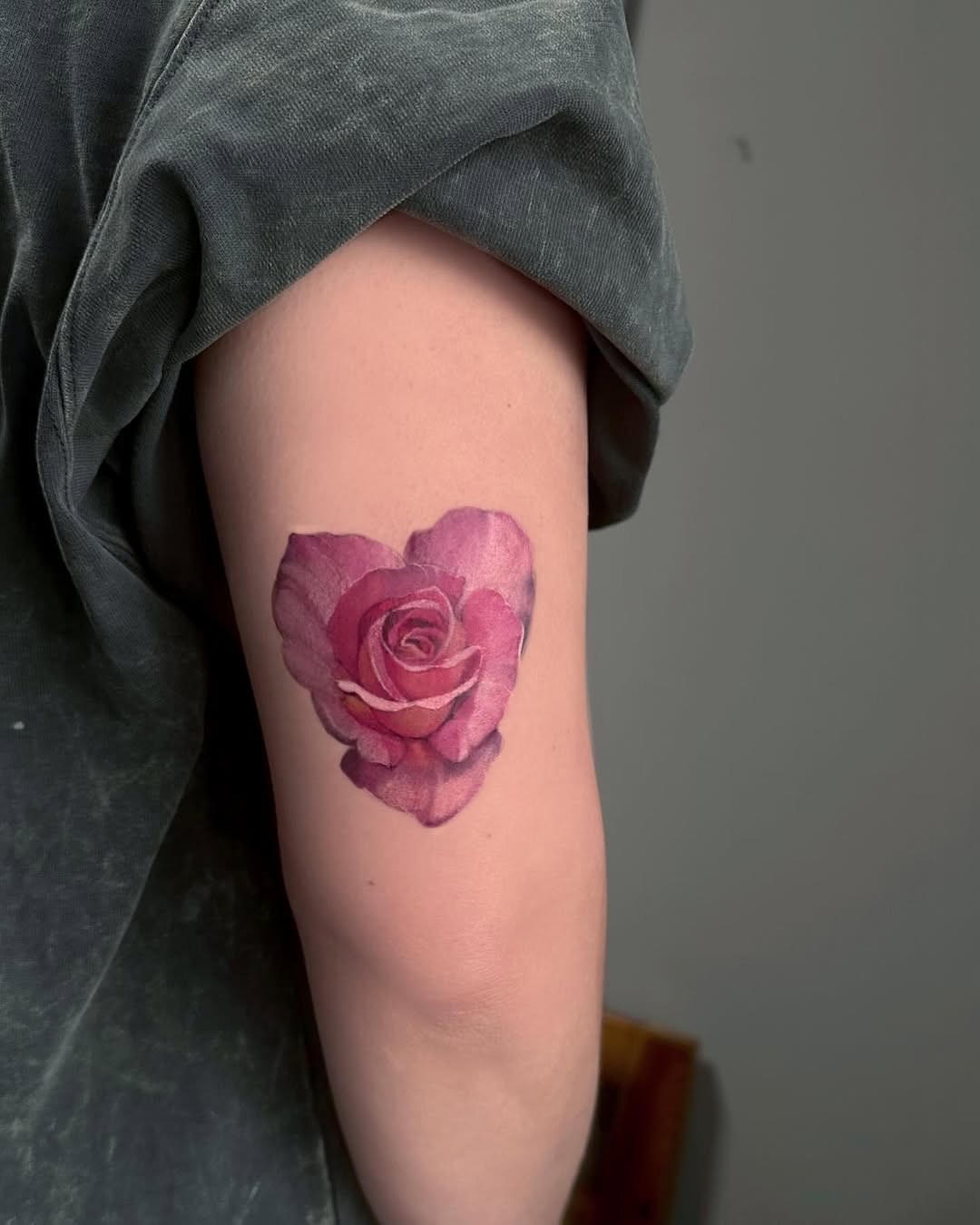 Heart-shaped rose watercolor tattoo on the forearm by Thin line and color TATTOO.