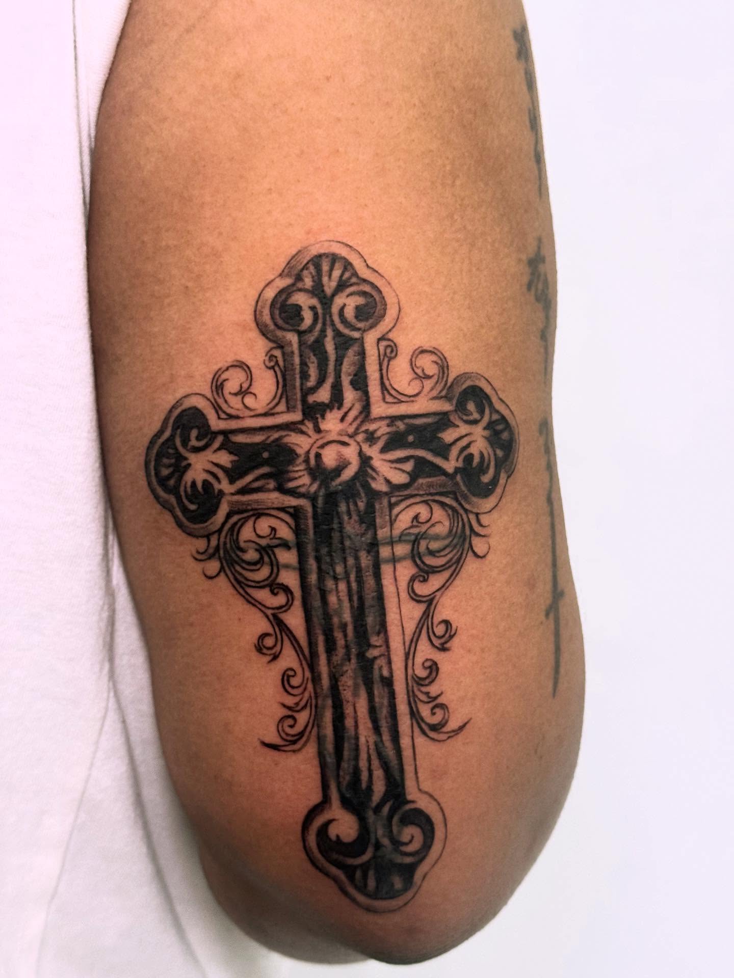 Cross black and grey tattoo on the forearm by dallas tattoo artist ๐ฒ๐ฝ bilingue