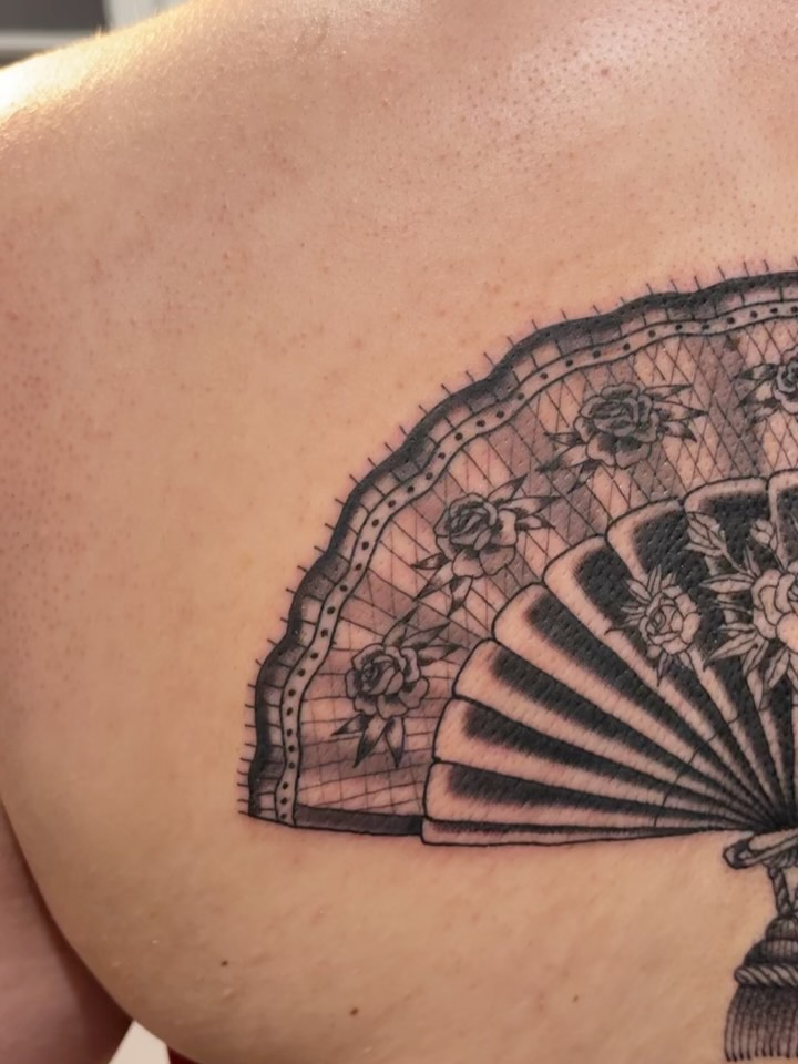 Fan black and grey tattoo on the shoulder by 𝓰𝓲𝓷𝓪 𝓼𝓮𝓻𝓹𝓮𝓷𝓽𝓲𝓷𝓪