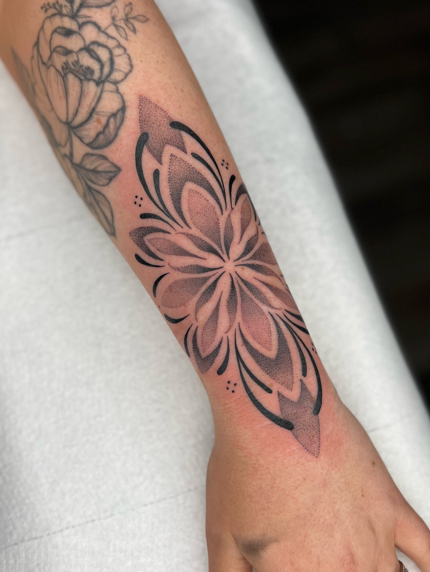 Flower dotwork tattoo on the forearm by 𝔐𝔦𝔠𝔥𝔢𝔩𝔩𝔢 ℭ𝔥𝔞𝔪𝔢𝔯𝔩𝔦𝔨