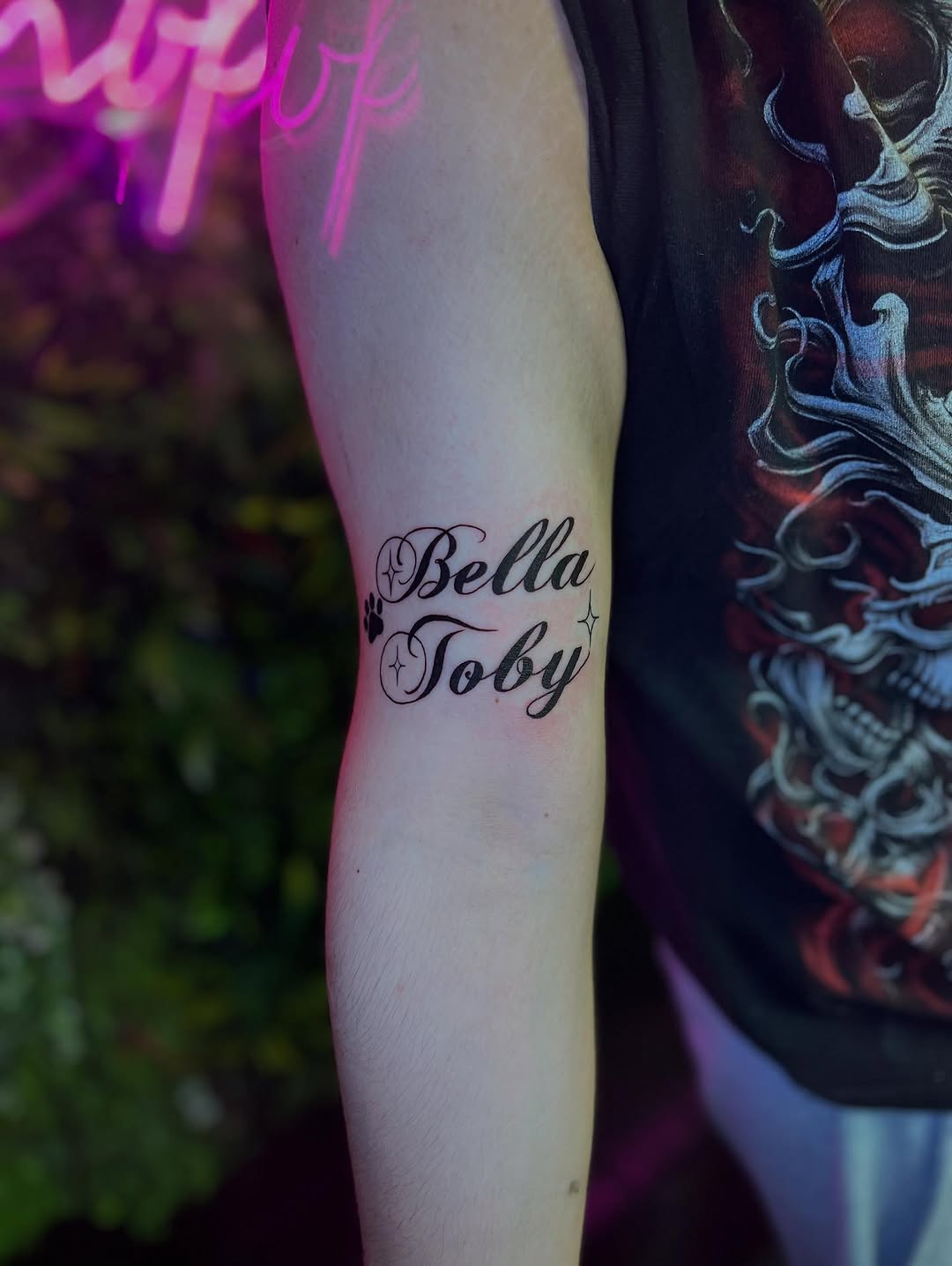 Bella Toby names lettering tattoo on the forearm by ๐๐ข๐ฃ๐ฑ ๐๐ฆ๐ฑ๐ฌ ๐๏ธ