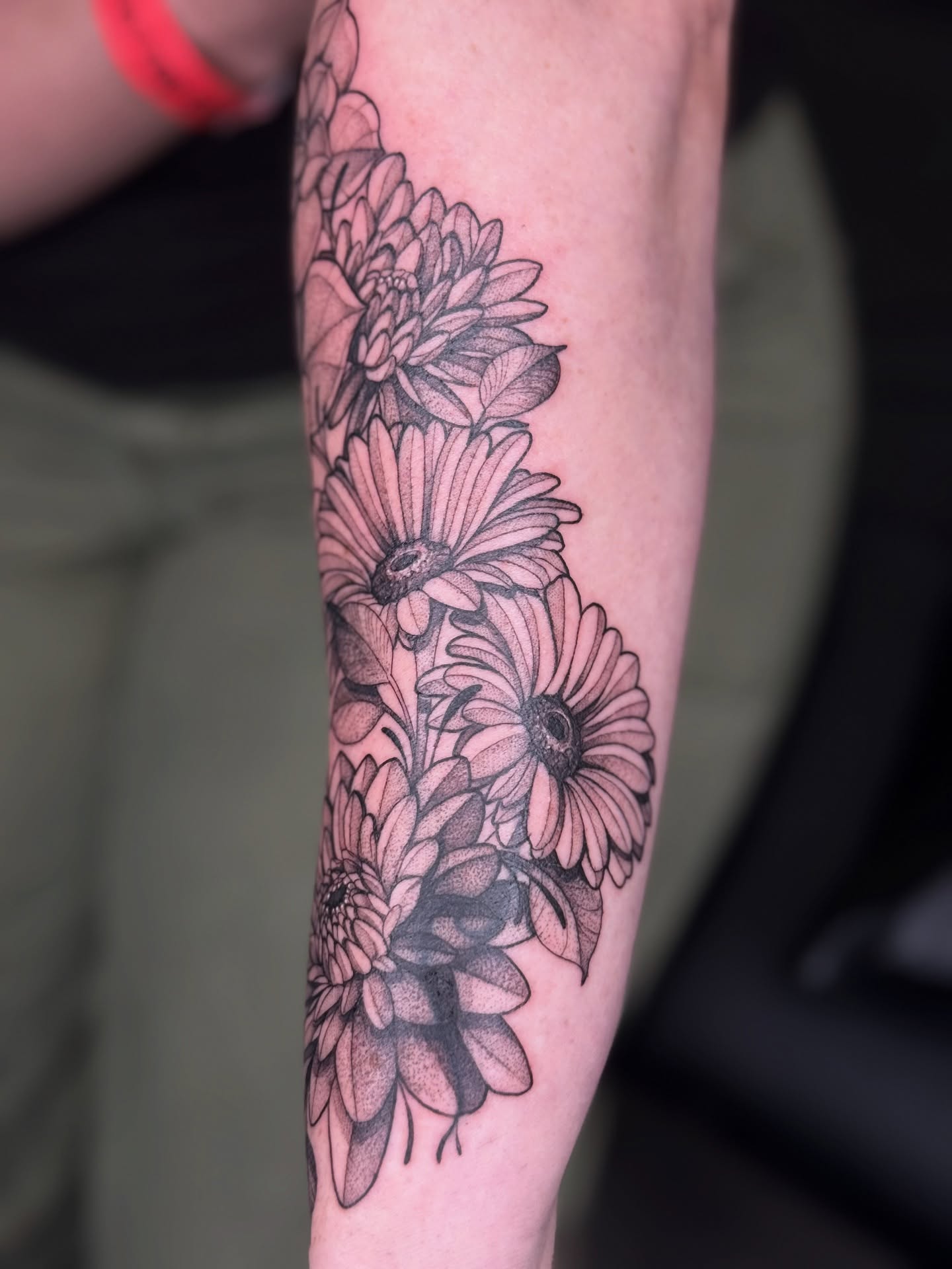 Flowers black and grey tattoo on the forearm by 𝕂𝕒𝕪𝕝𝕒 𝕄𝕒𝕣𝕚𝕖 𝔹𝕝𝕚𝕤𝕤