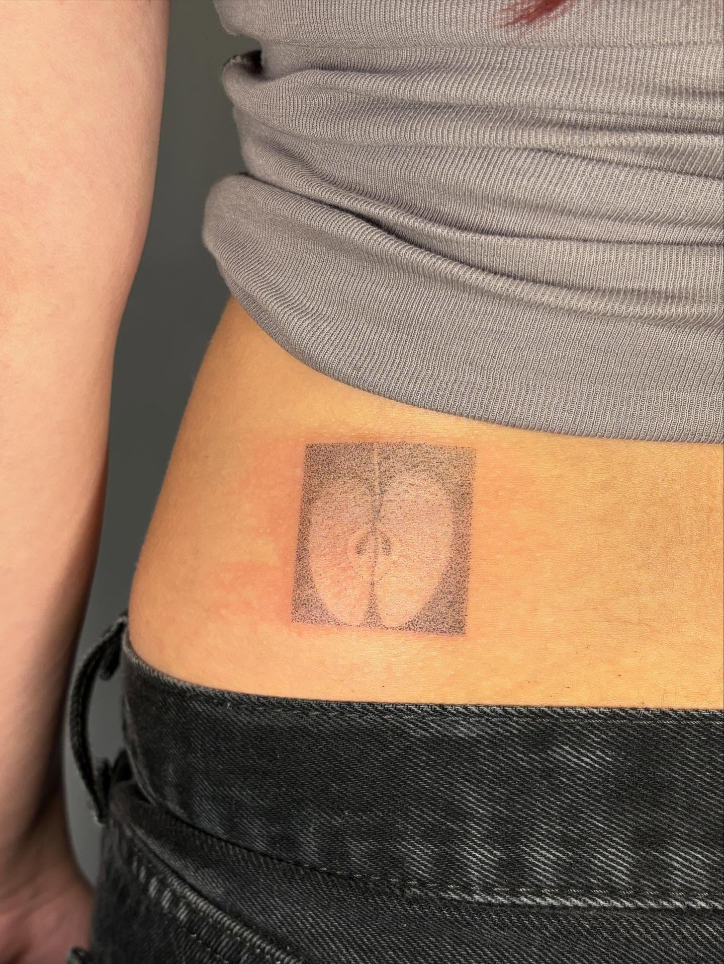 Kidneys dotwork tattoo on the thigh by Jill