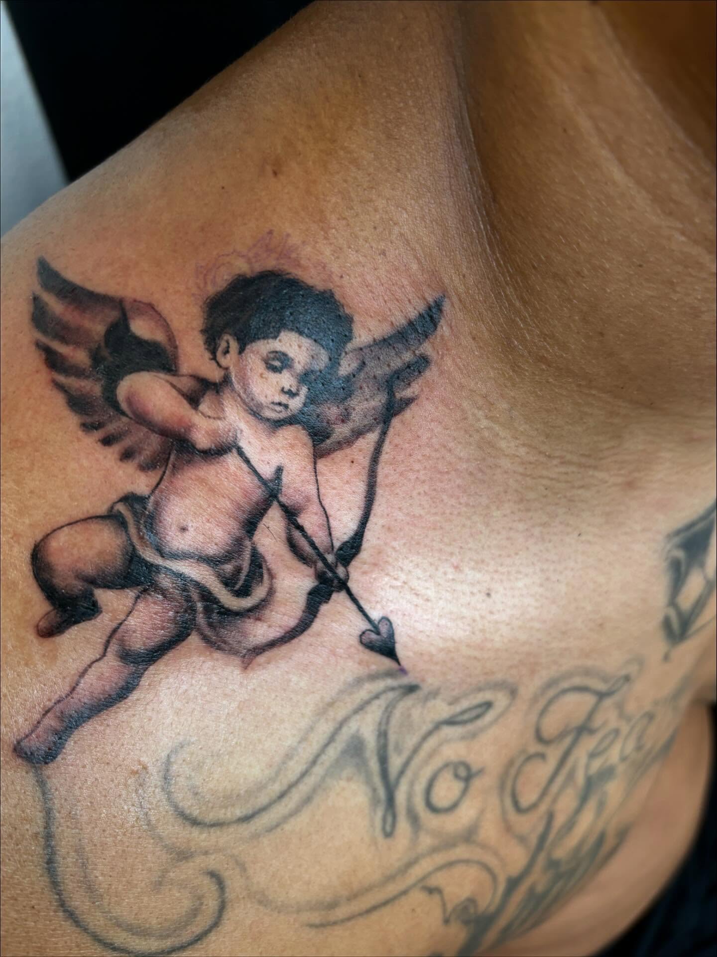 Cherub with bow and arrow neo-traditional tattoo on the shoulder by FleeDott 🇨🇴
