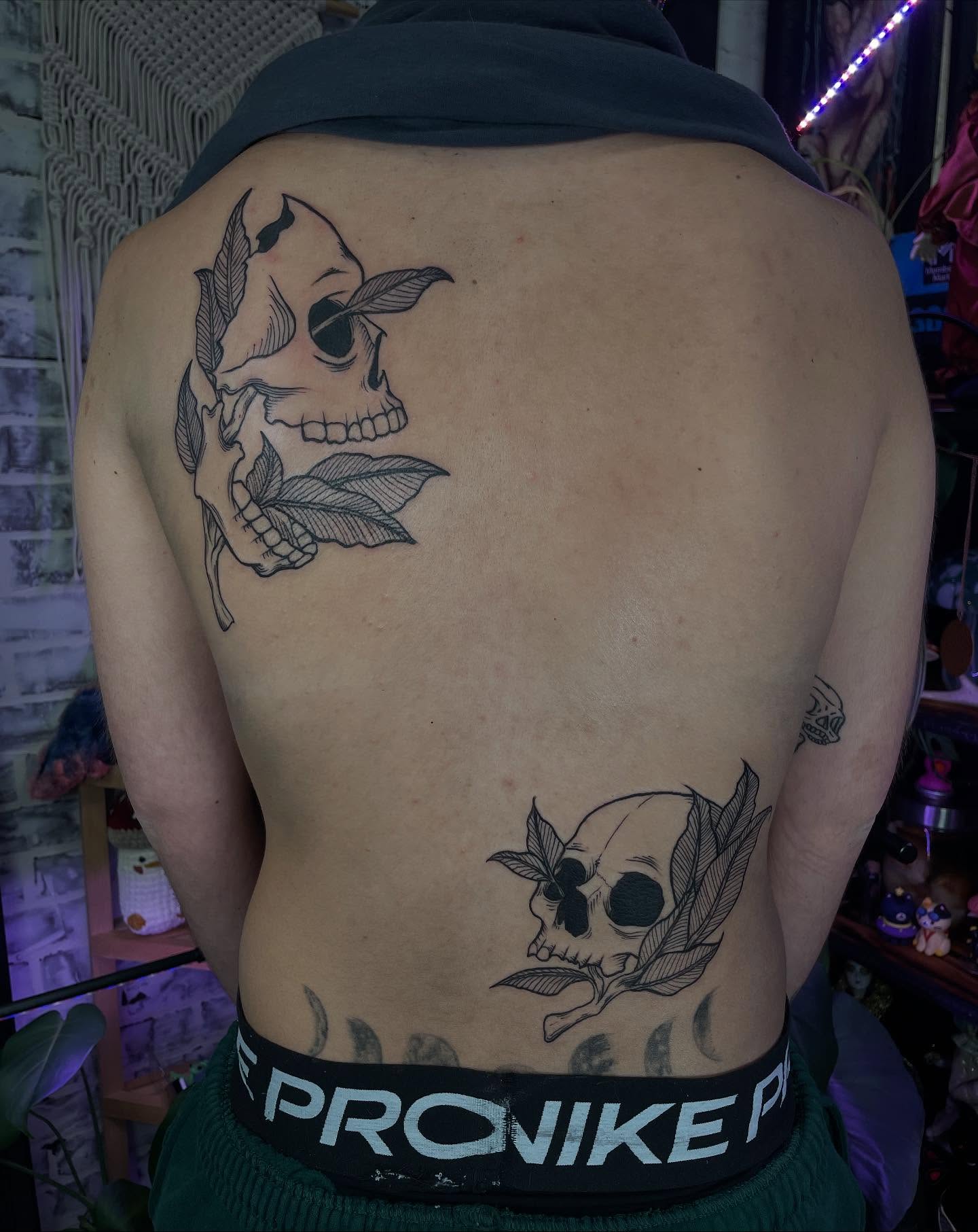 Skulls and leaves black and grey tattoo on the back by Jenna Fraticelli, Monroeville, Pennsylvania