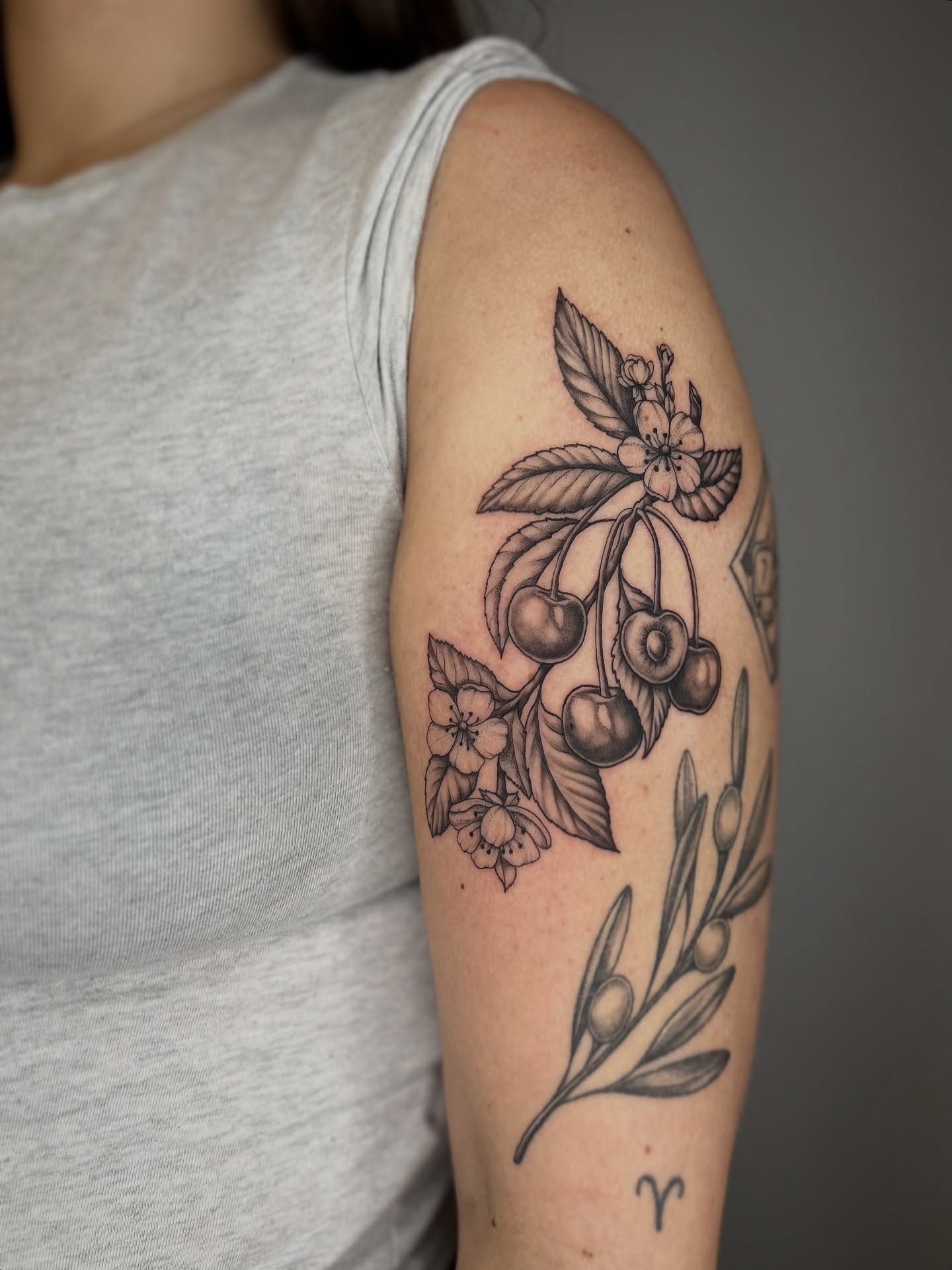 Tattoo by @leneya__valenti β black_and_grey