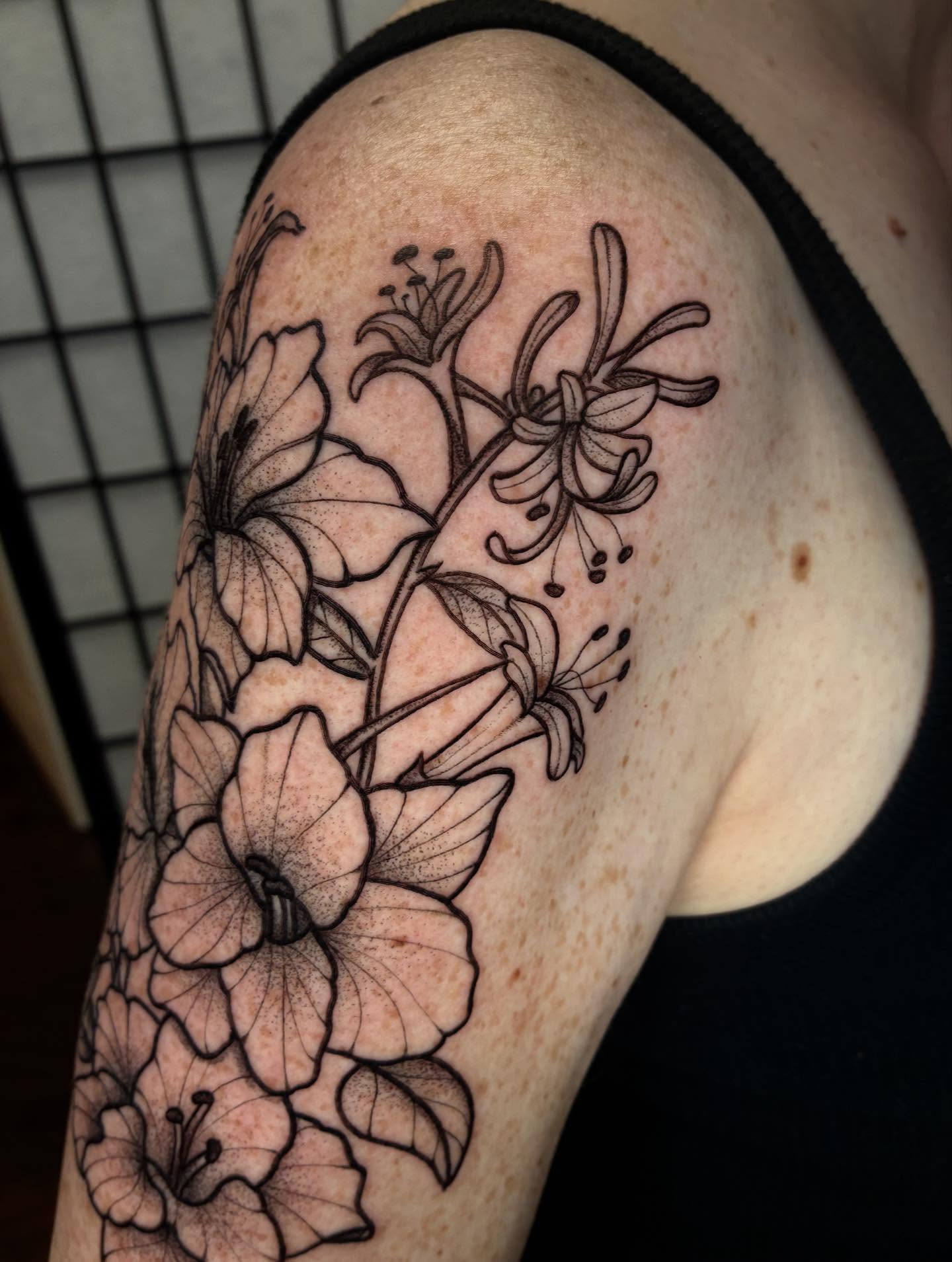 Floral arrangement black and grey tattoo on the shoulder by ๐๐ช๐๐ซ๐ก๐ ๐๐ฏ๐ถ๐ฉ๐