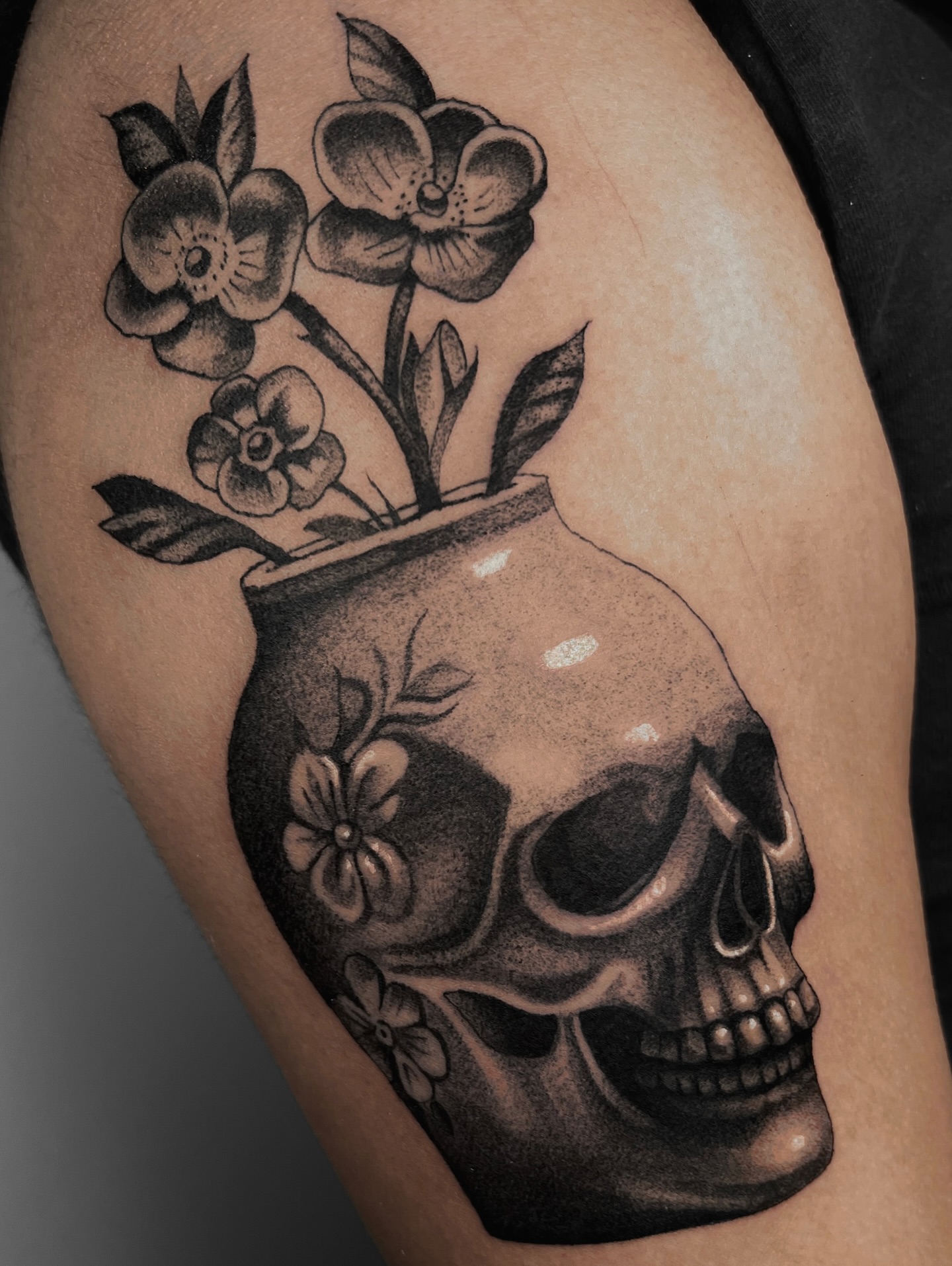 Skull with flowers realism tattoo on the thigh by 🤎Dannon 🕸