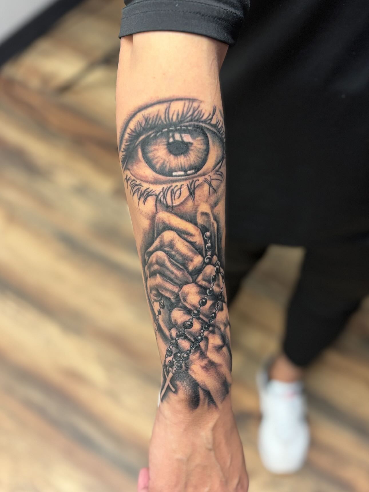 Eye and hand realism tattoo on the forearm by Jesus Pubert Munster