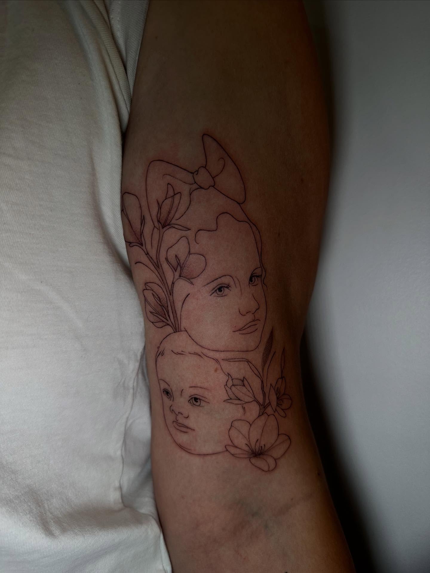 Mother and child fine line tattoo on the forearm by @piinkywabbiit, Roselle Park, New Jersey