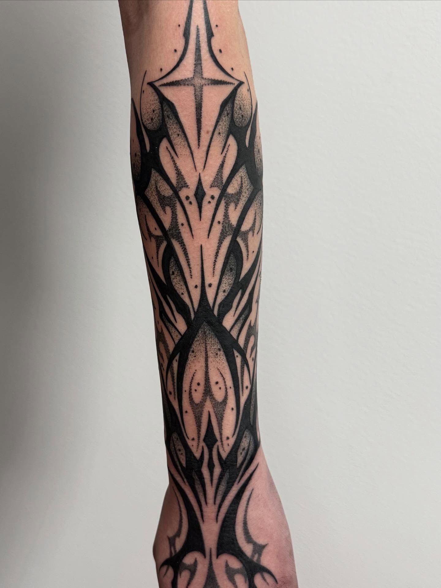Tattoo by @tattedbycamryn โ dotwork