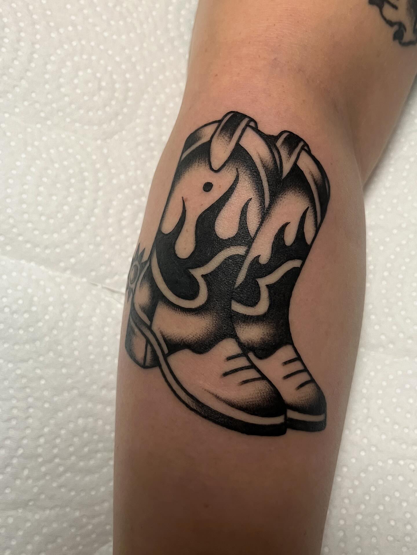 Tattoo by @ninarosatattoo — black_and_grey