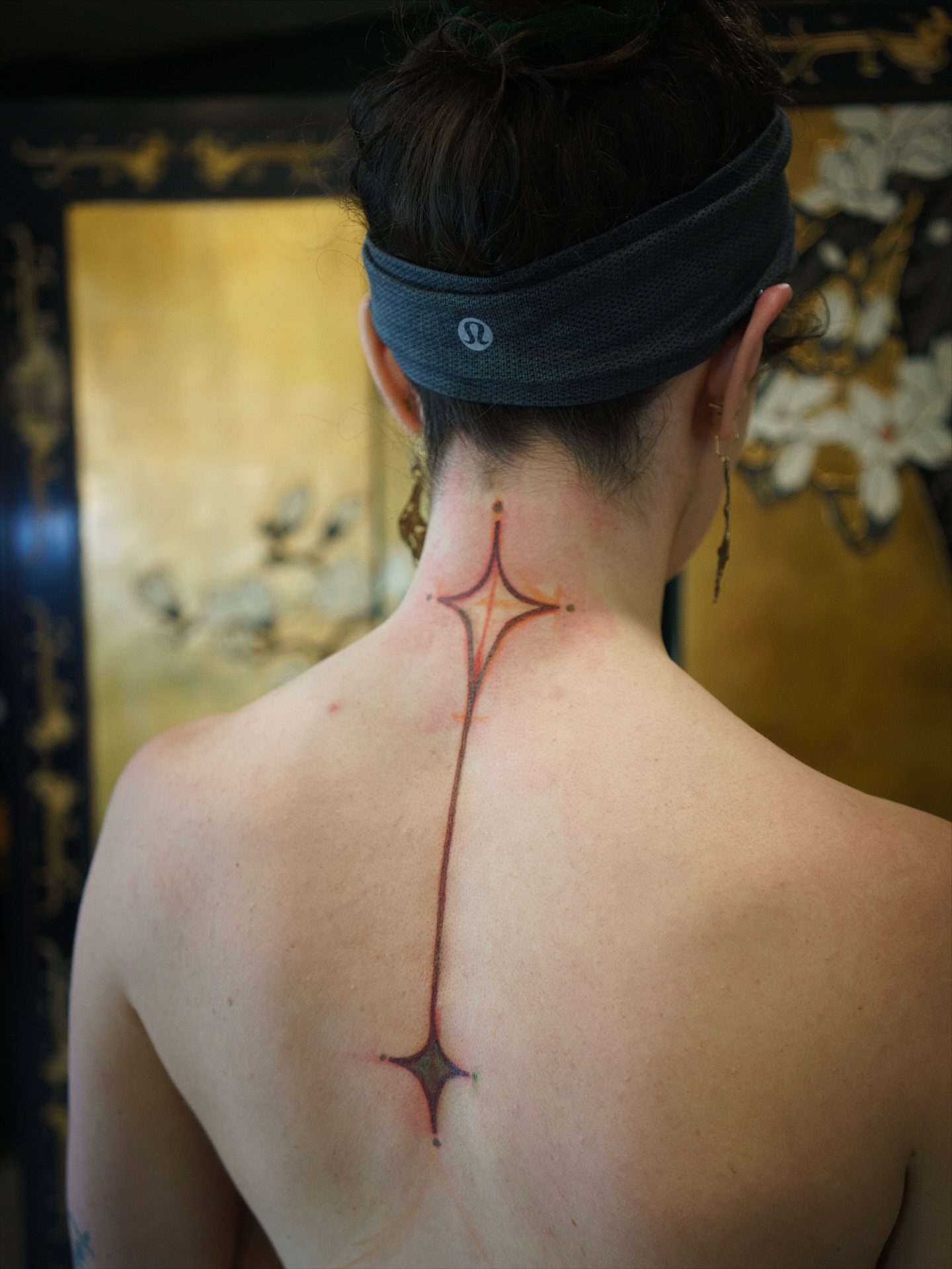 Geometric star geometric tattoo on the back by 思Stacy