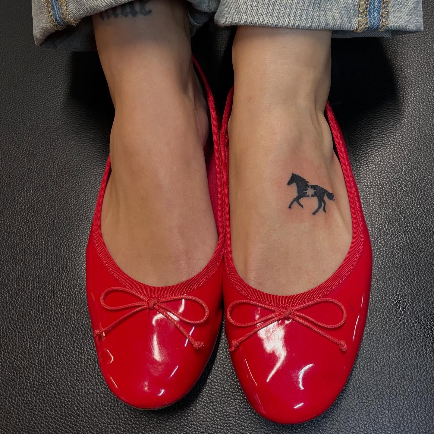 Horse black and grey tattoo on the foot by bisabuelita