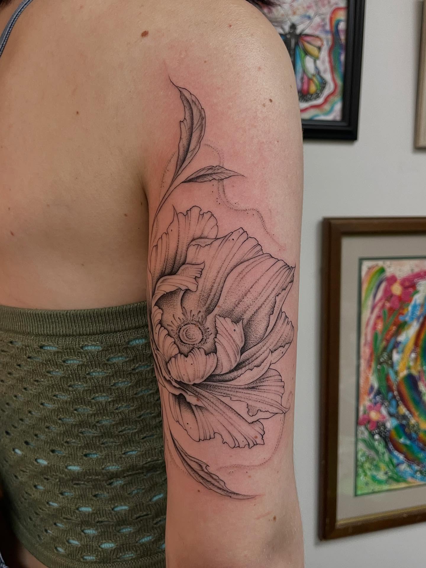 Flower realism tattoo on the upper arm by Marjeline González🌈🌞