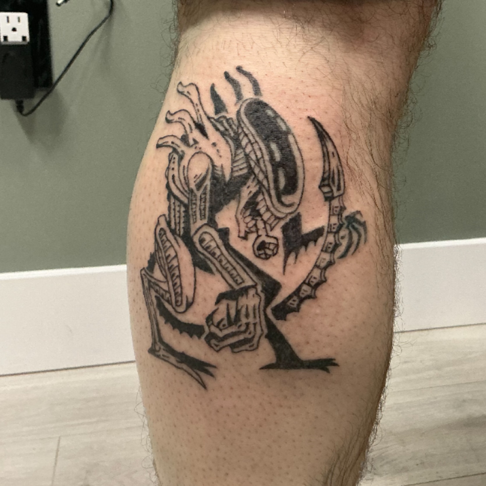 Alien xenomorph geometric tattoo on the thigh by Isaac Mccavitt