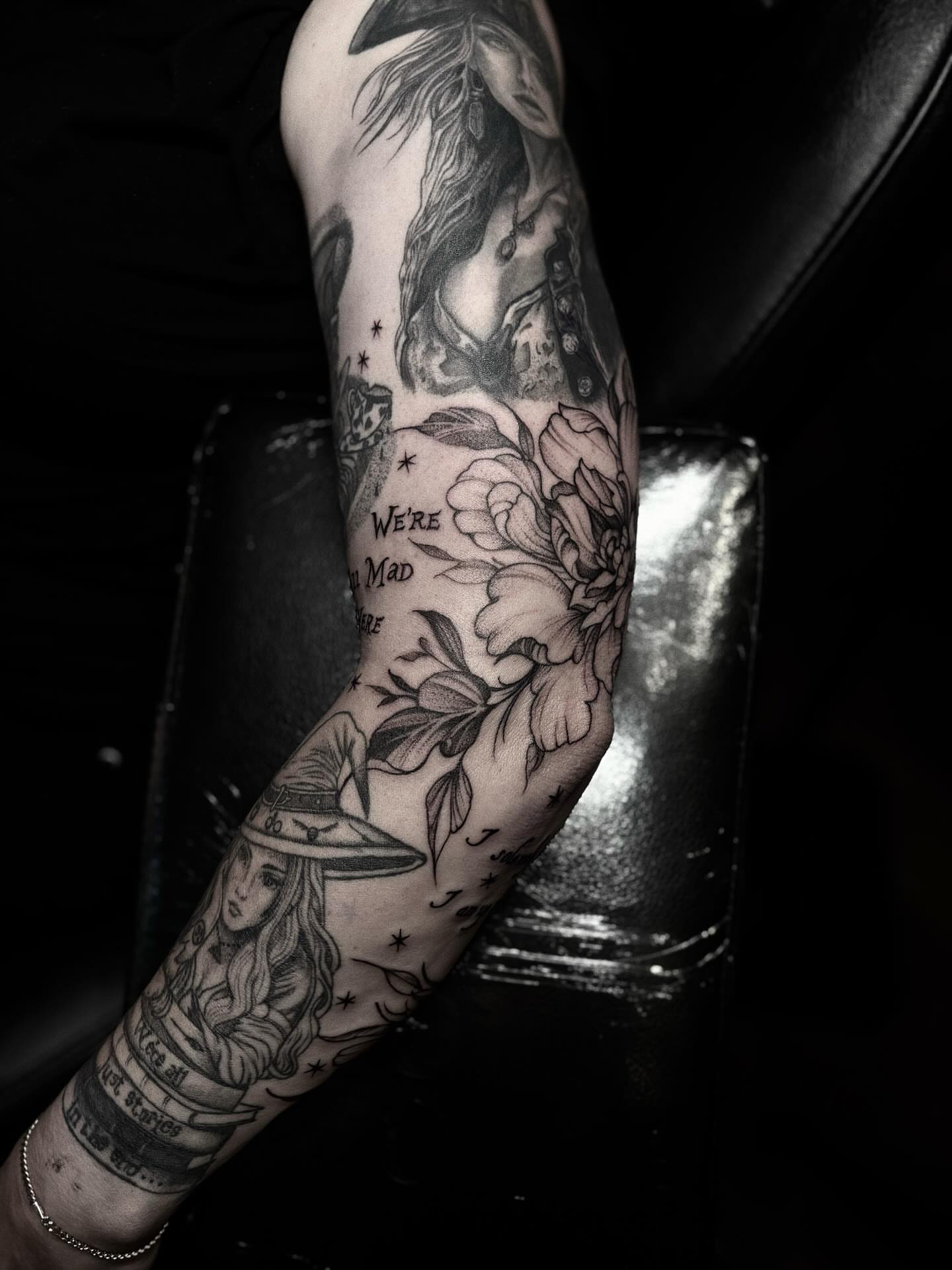 Woman with hat and floral realism tattoo on the forearm by ๐๐ช๐ฒ๐ต๐ฎ๐ ๐๐ช๐ฎ๐ฝ๐