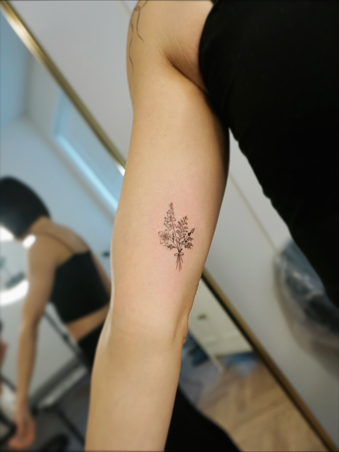 Tattoo by @yuri_tattooer — fine_line