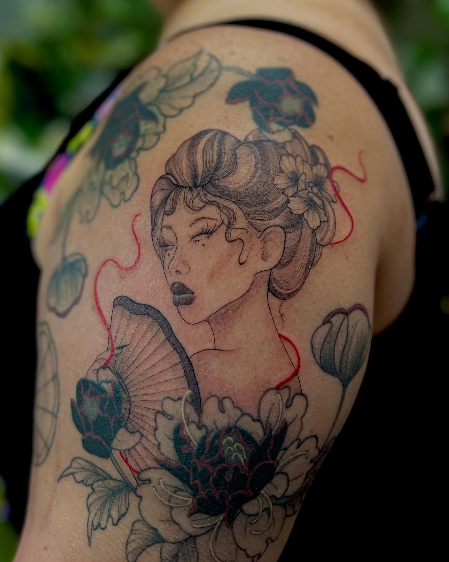 Geisha with fan japanese irezumi tattoo on the shoulder by 𝖑𝖎𝖑 𝖗𝖎𝖘𝖘