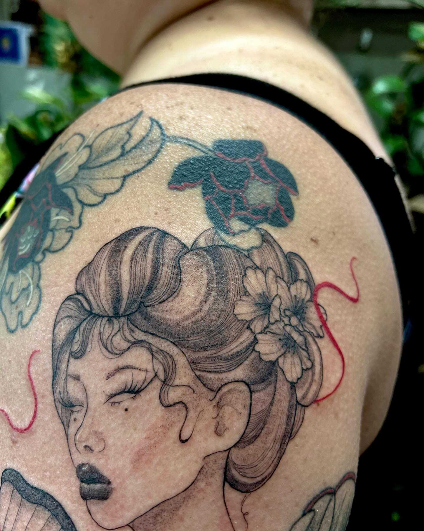 Woman with flowers realism tattoo on the shoulder by 𝖑𝖎𝖑 𝖗𝖎𝖘𝖘