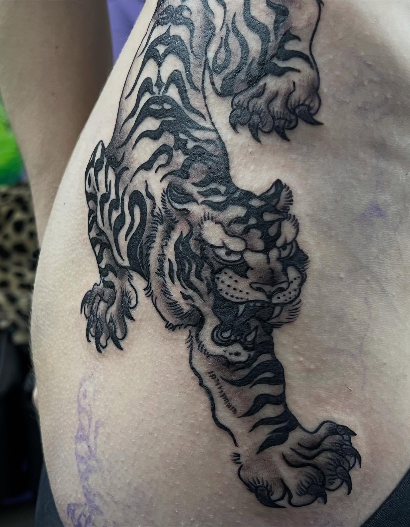 Tiger black and grey tattoo on the thigh by Sav