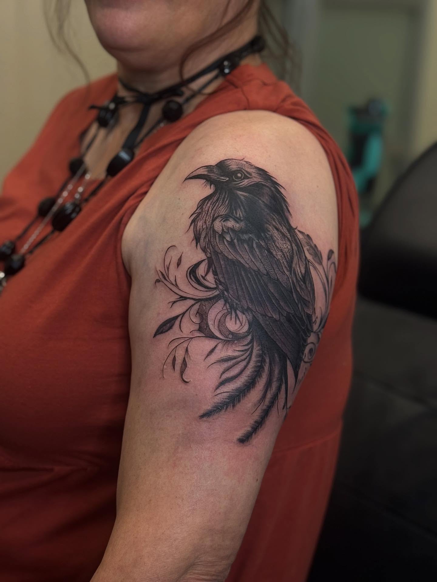 Crow realism tattoo on the shoulder by Gladys L.