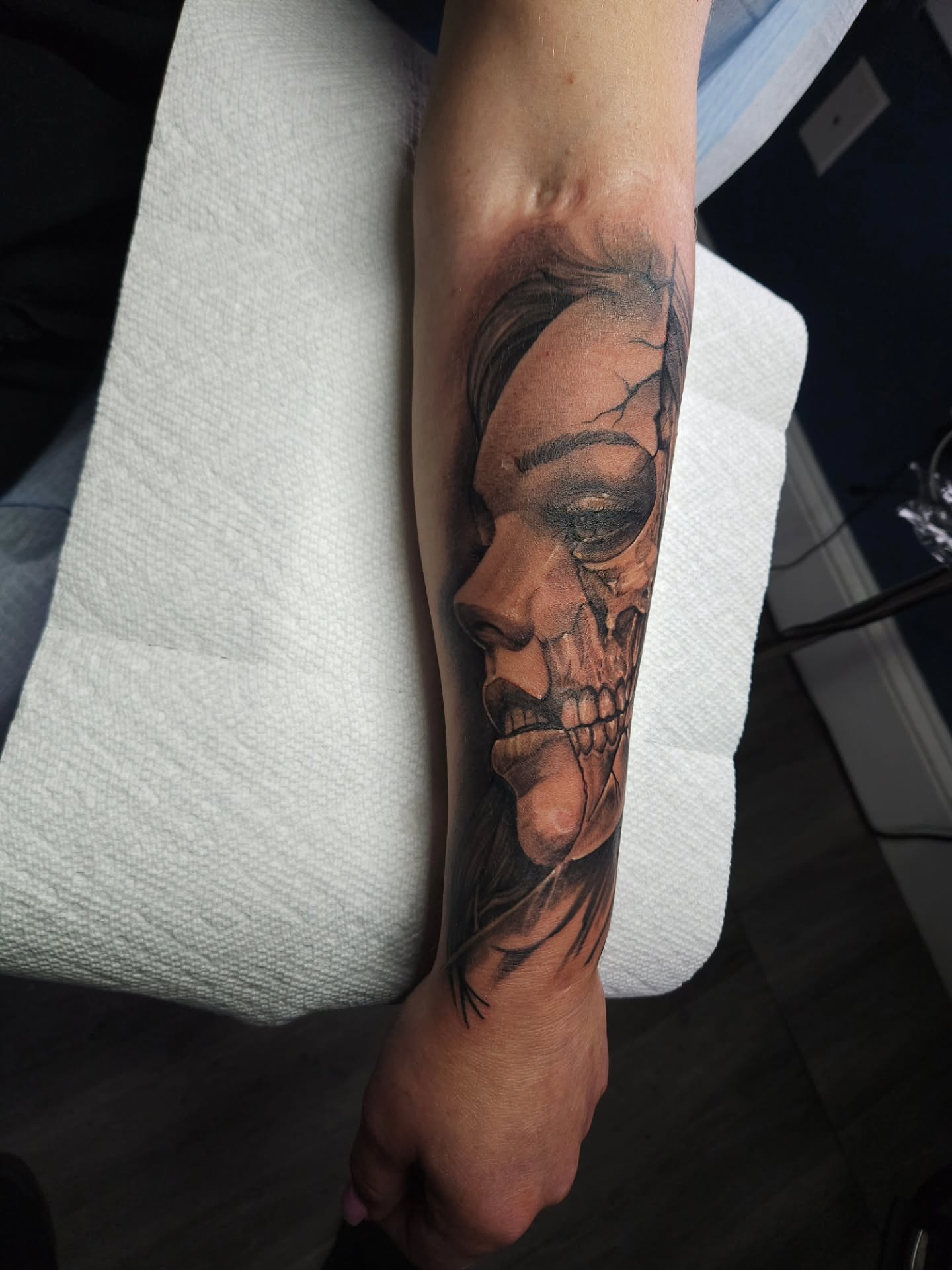 Skull realism tattoo on the forearm by German Romero-Rendon