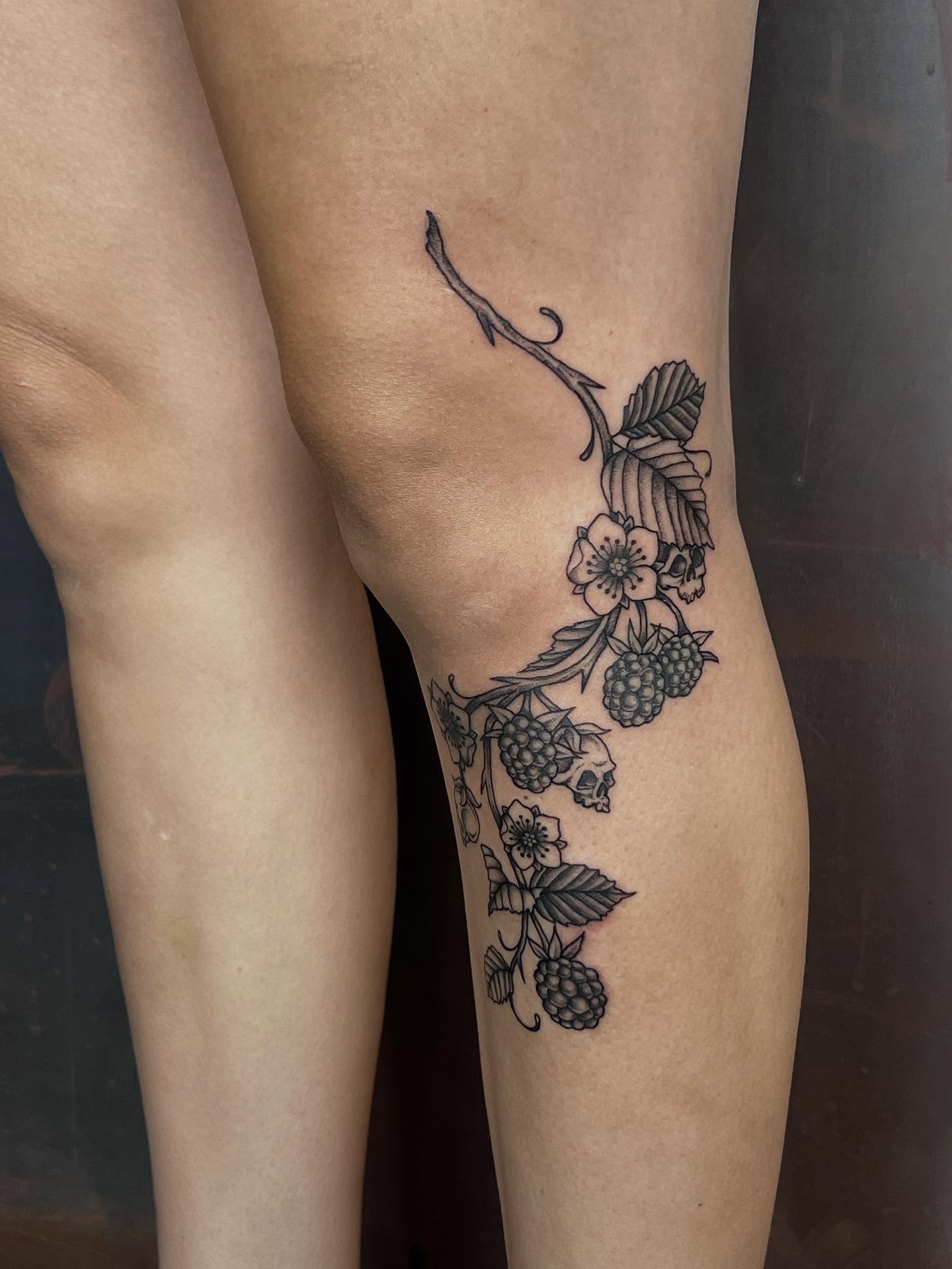 Berry vine black and grey tattoo on the thigh by Siërra Nicole, Minneapolis, Minnesota