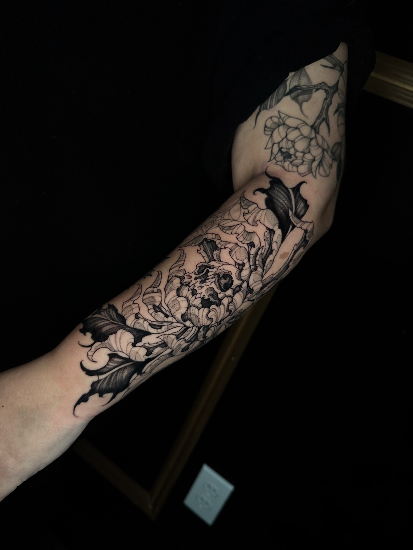 Floral skull black and grey tattoo on the forearm by ๐ฎ๐๐๐ ๐ท๐๐๐๐ ๐ฑ๐๐๐๐๐