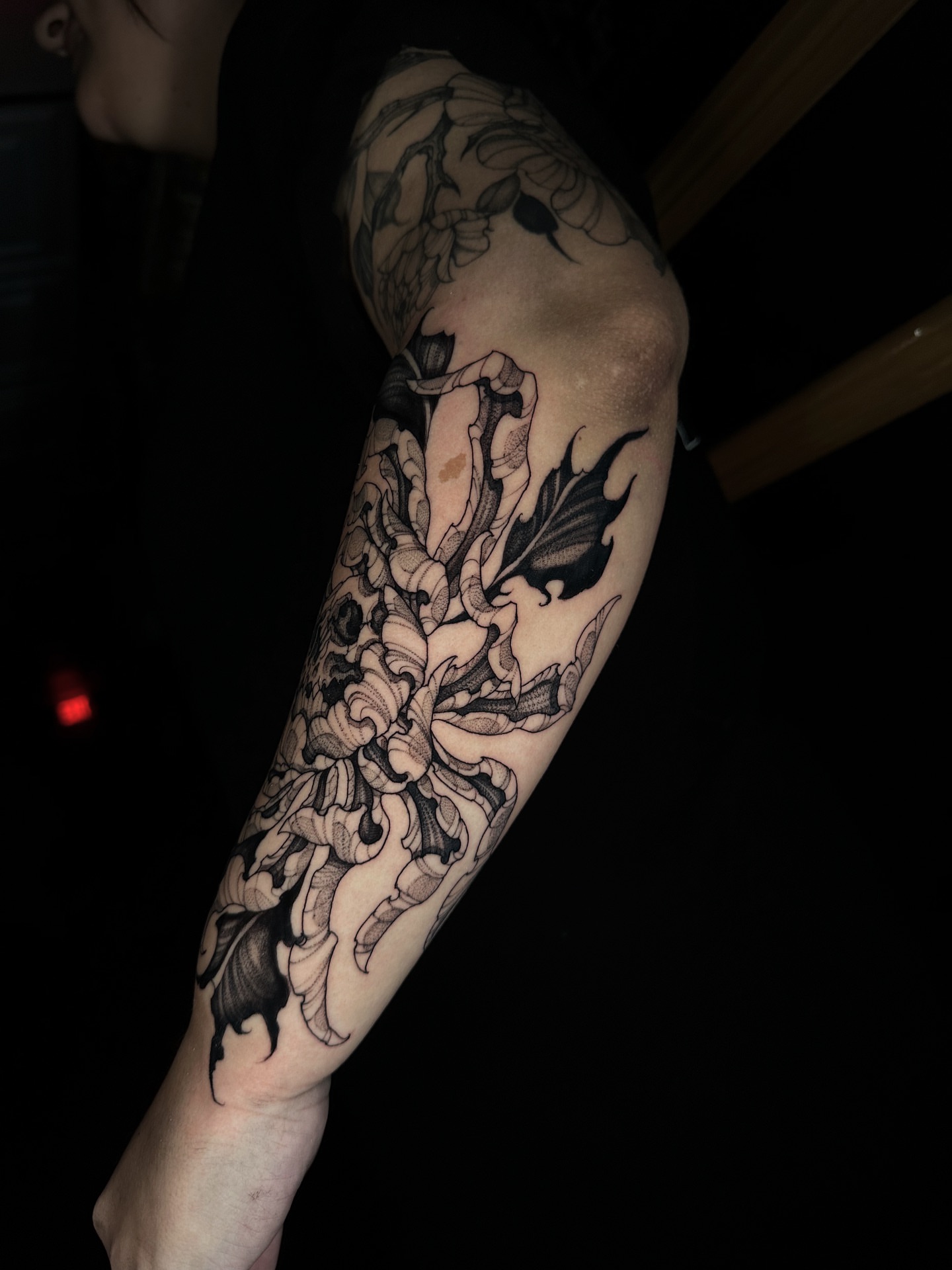 Floral bouquet black and grey tattoo on the forearm by ๐ฎ๐๐๐ ๐ท๐๐๐๐ ๐ฑ๐๐๐๐๐