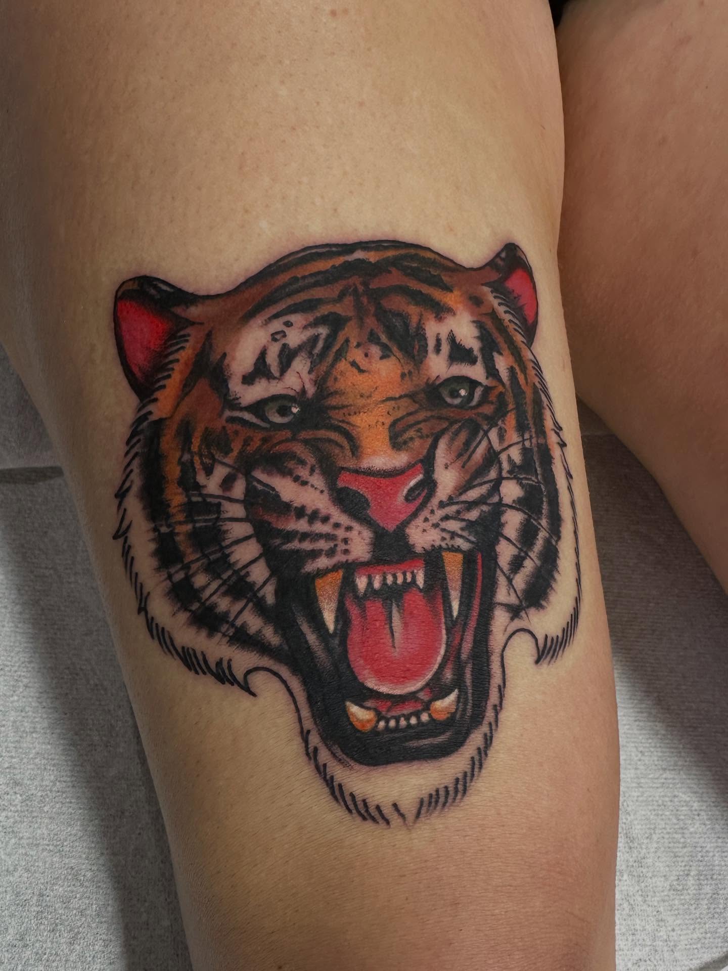 Roaring tiger realism tattoo on the thigh by David Evans
