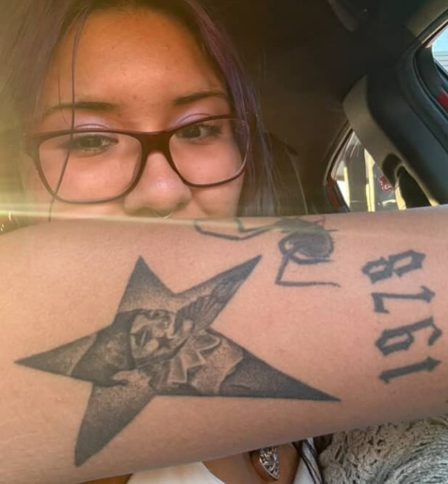 Star with woman's face black and grey tattoo on the forearm by dallas tattoo artist ๐ฒ๐ฝ bilingue