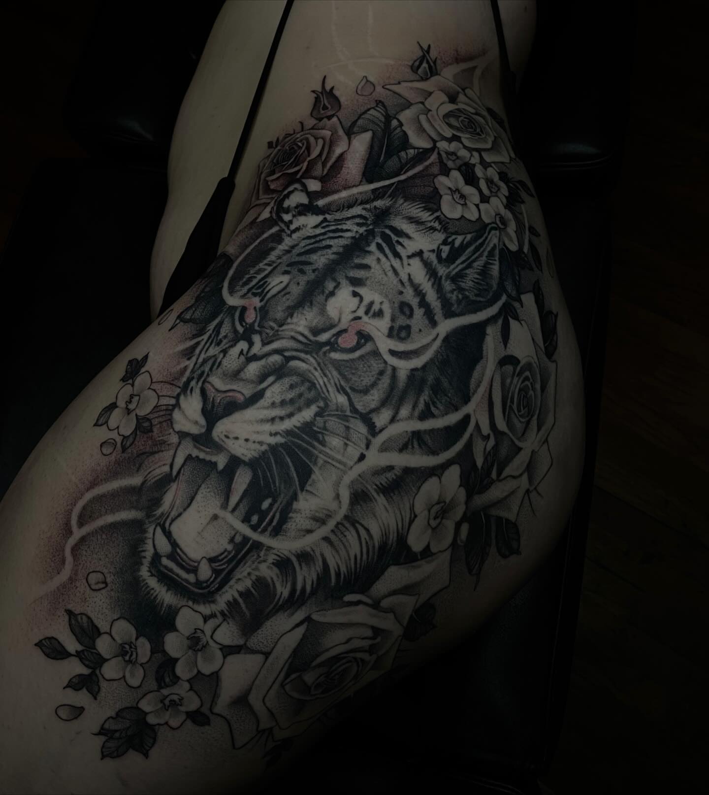 Tiger and roses realism tattoo on the thigh by 𝔗𝔞𝔶𝔩𝔬𝔯 𝔈𝔩𝔦𝔷𝔞𝔟𝔢𝔱𝔥, Tulsa, Oklahoma