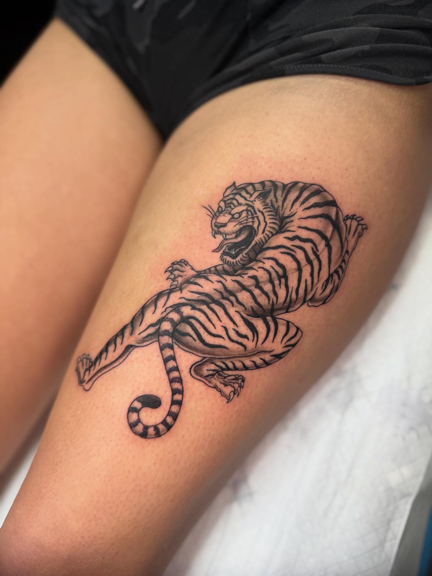 Tiger black and grey tattoo on the thigh by Khang🇻🇳