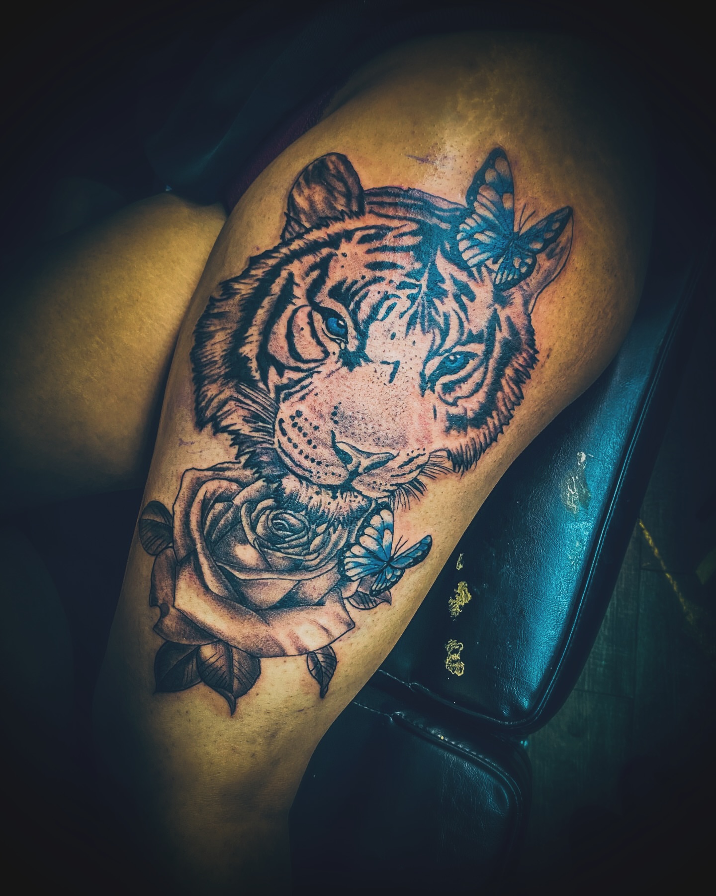 Tiger and rose realism tattoo on the thigh by Rico Rosario