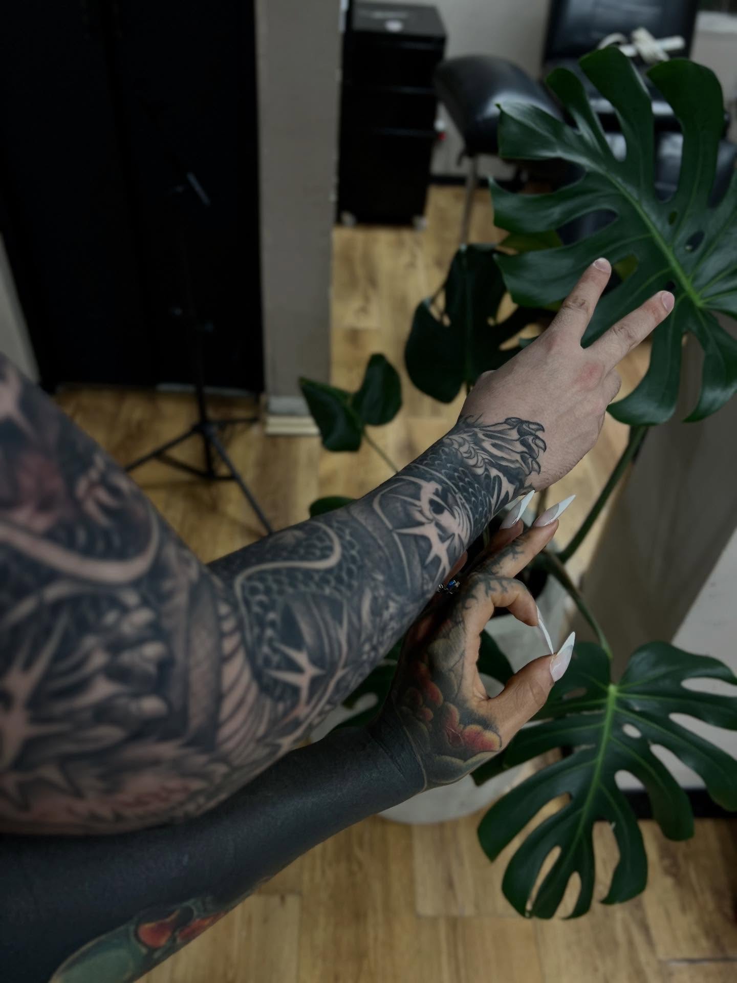 Tattoo by @jssica666 — black_and_grey