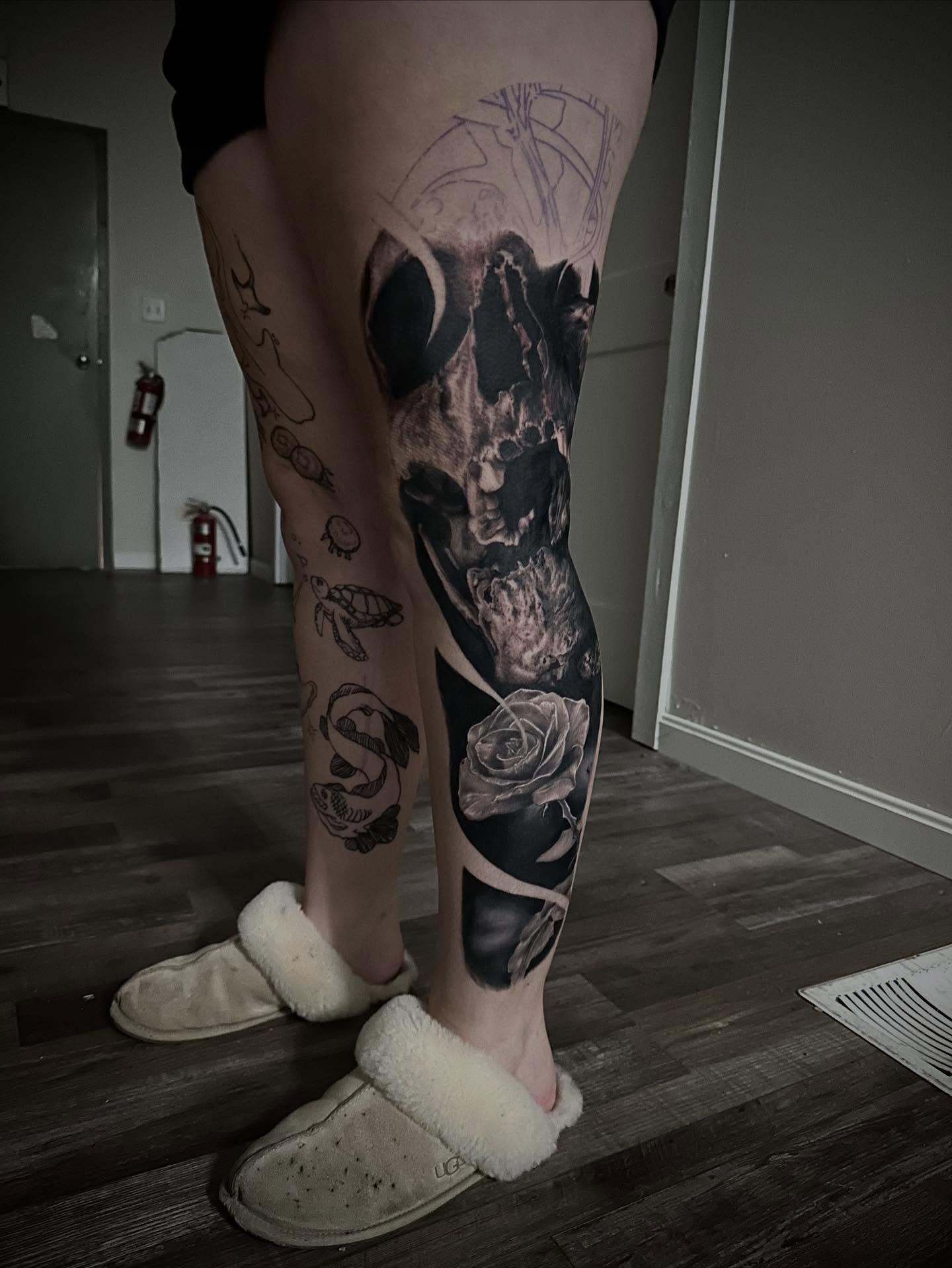Skull and roses realism tattoo on the leg by Neil5one3