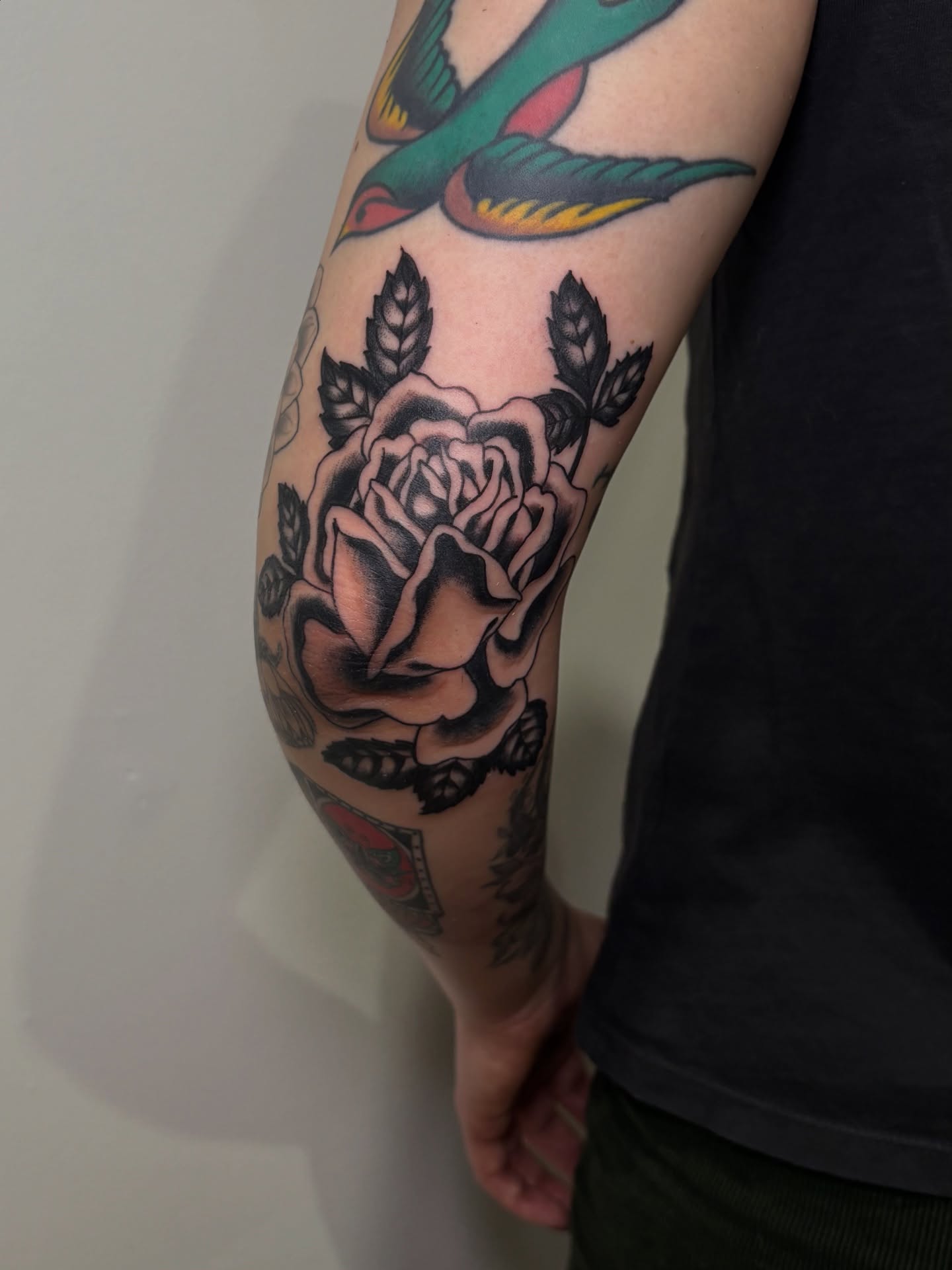 Rose American traditional tattoo on the forearm by 𝓰𝓲𝓷𝓪 𝓼𝓮𝓻𝓹𝓮𝓷𝓽𝓲𝓷𝓪