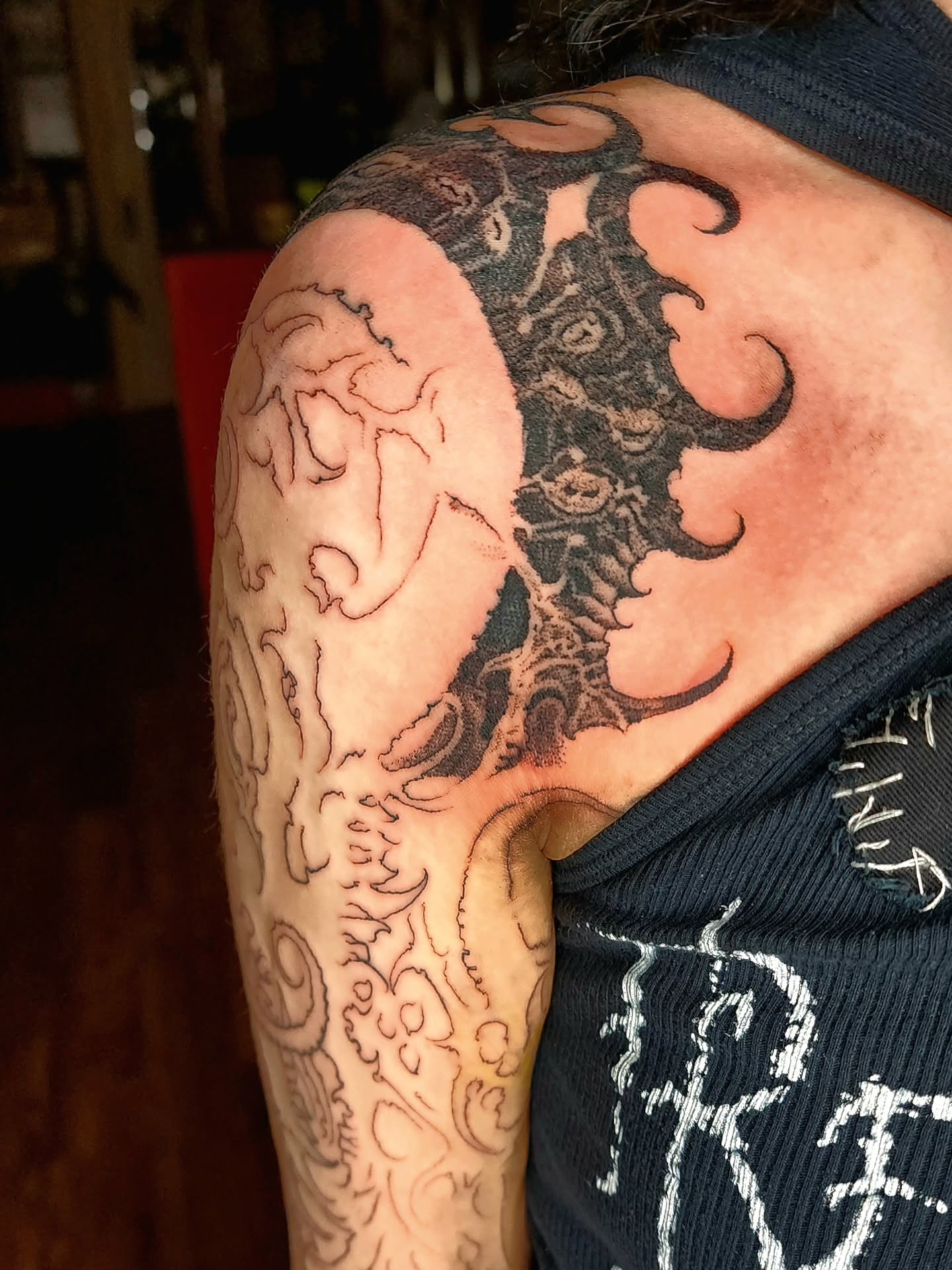 Abstract design black and grey tattoo on the shoulder by @hellscribe